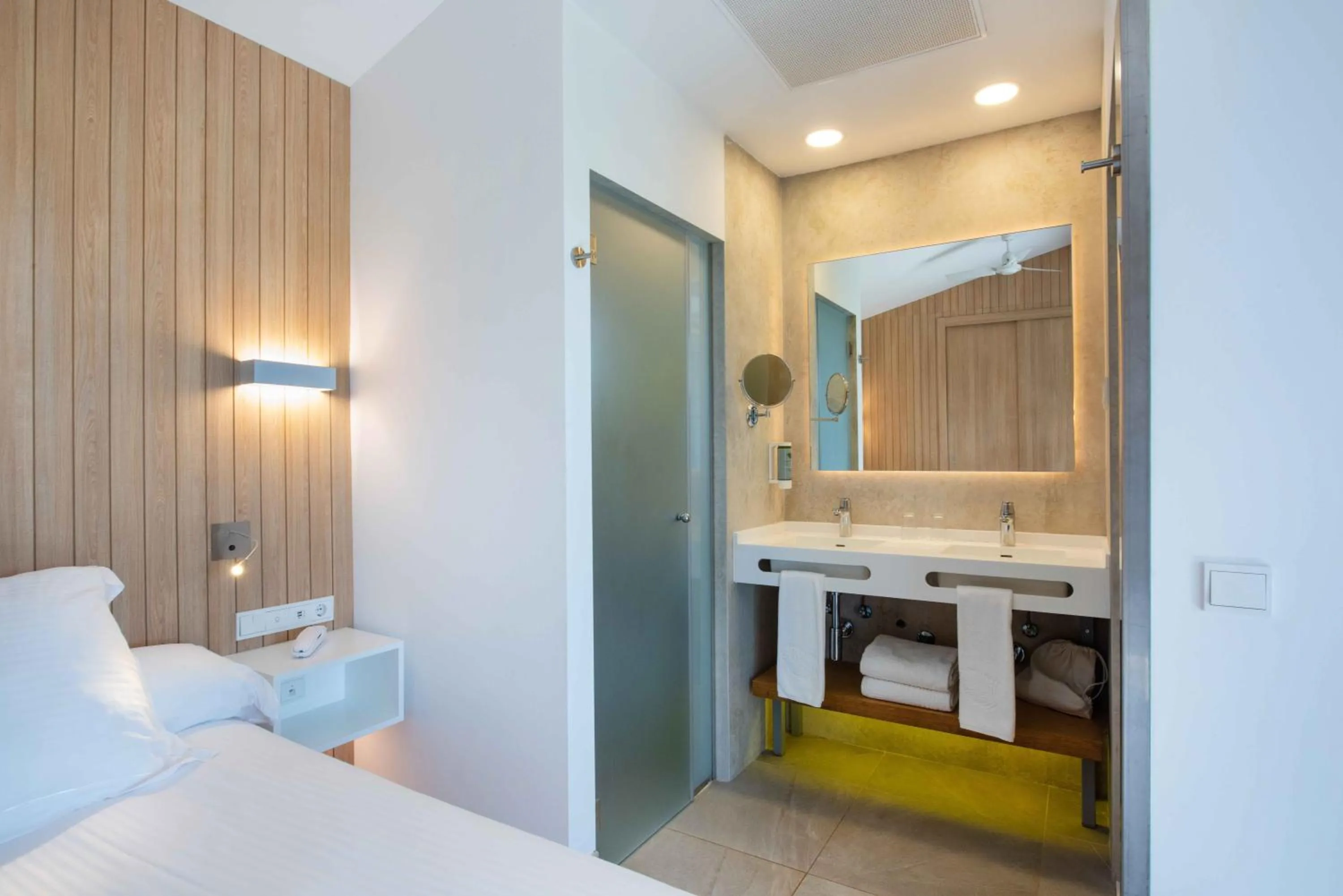 Bathroom, Bed in Valentin Playa de Muro