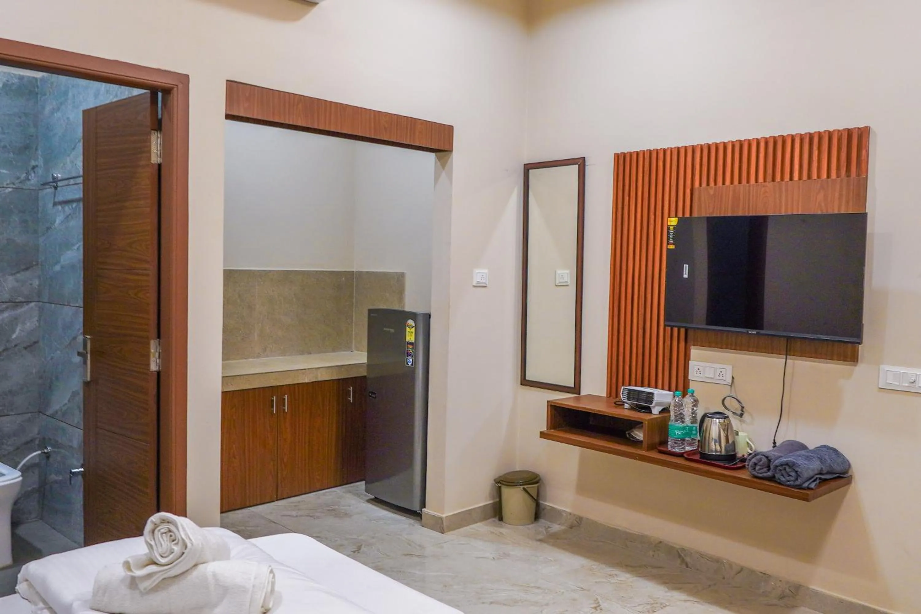Twin Room with Private Bathroom - single occupancy in KANHA HOTEL & Homestay