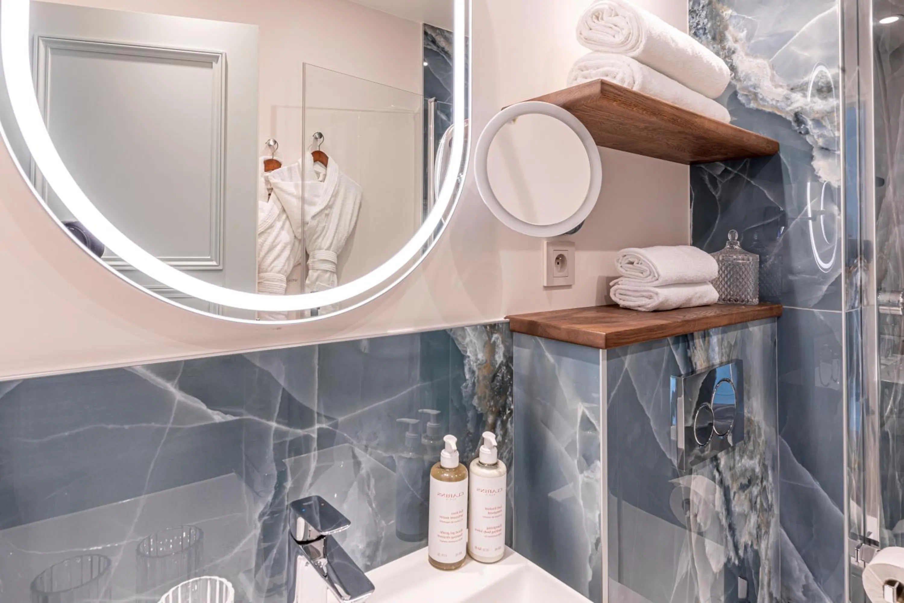 Bathroom in Villa SoPi Appart'Hotel by Patrick Hayat