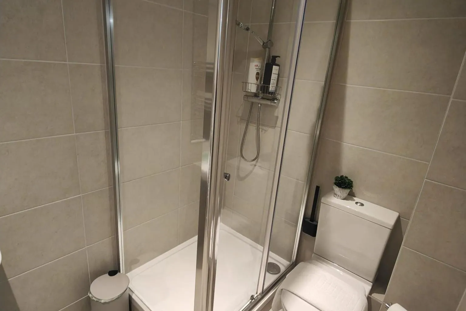 Leeds 3 Bed En-suites Apartment Retreat- Sleeps 9