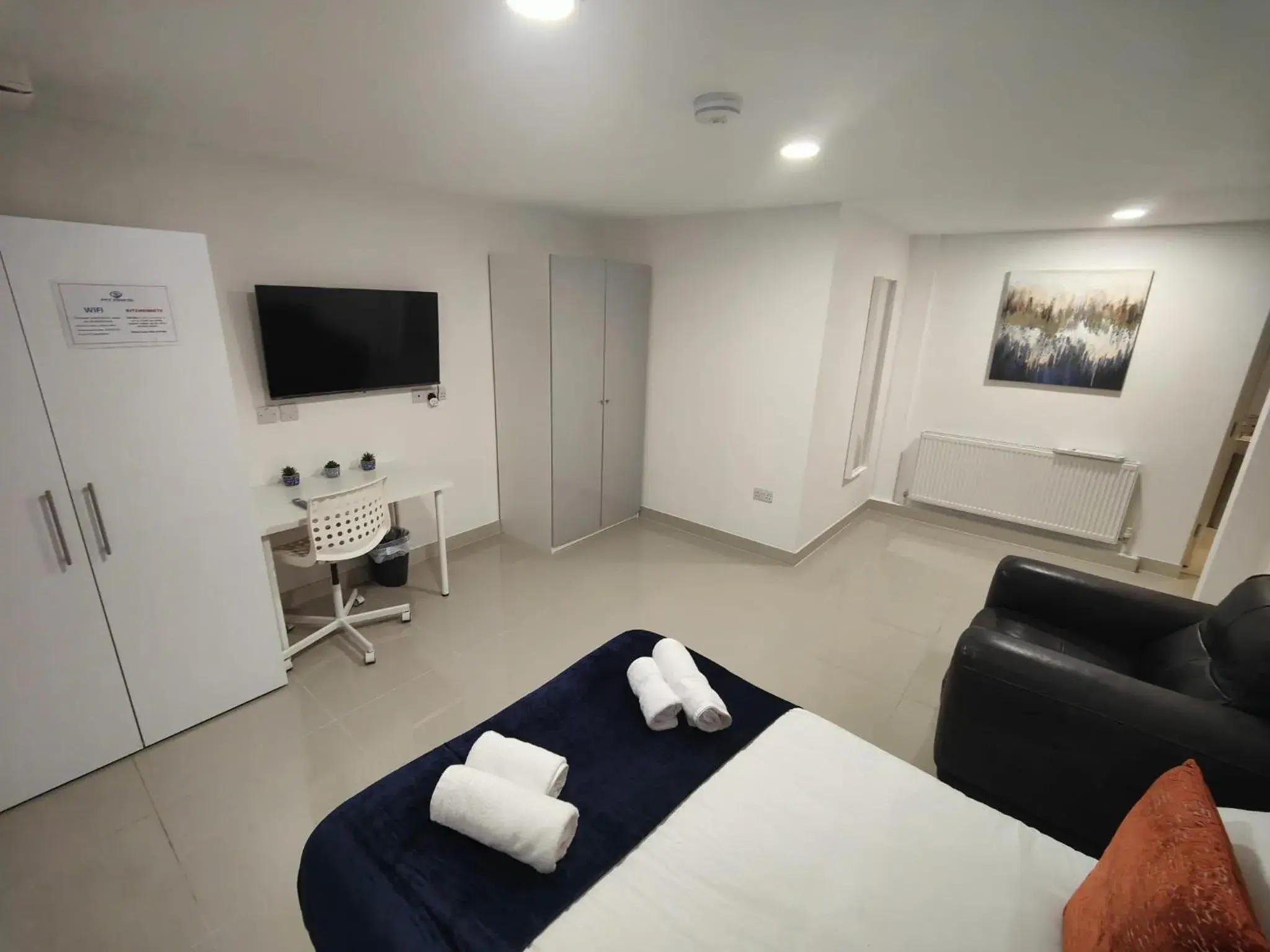 Leeds 3 Bed En-suites Apartment Retreat- Sleeps 9 Leeds 3 Bed En-suites Apartment Retreat- Sleeps 9