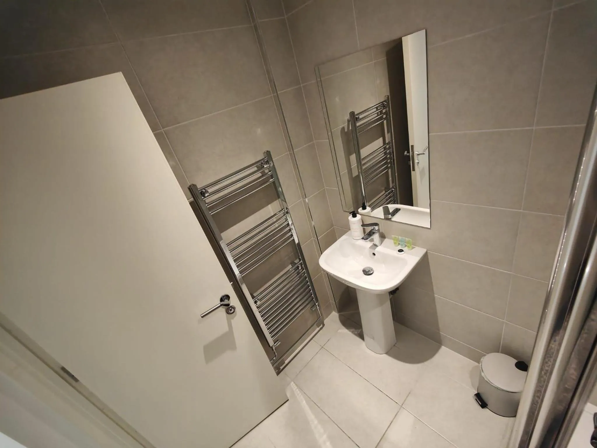 Leeds 3 Bed En-suites Apartment Retreat- Sleeps 9