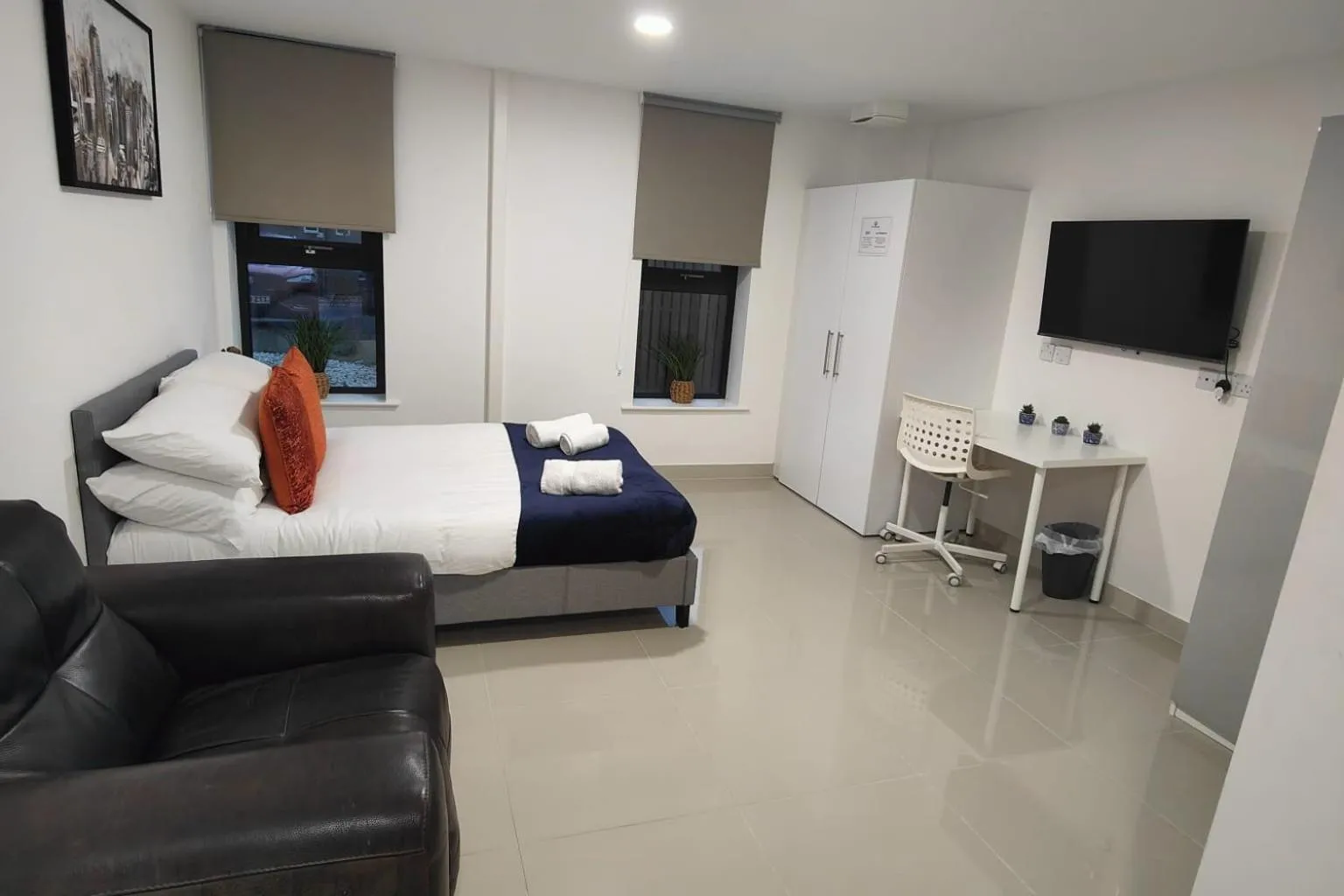 Leeds 3 Bed En-suites Apartment Retreat- Sleeps 9