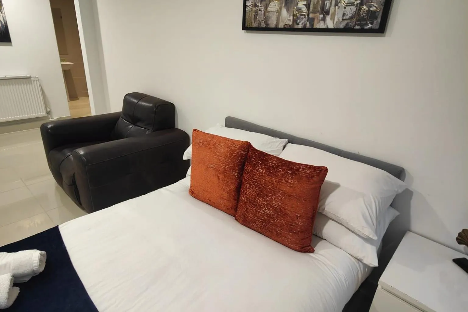 Leeds 3 Bed En-suites Apartment Retreat- Sleeps 9