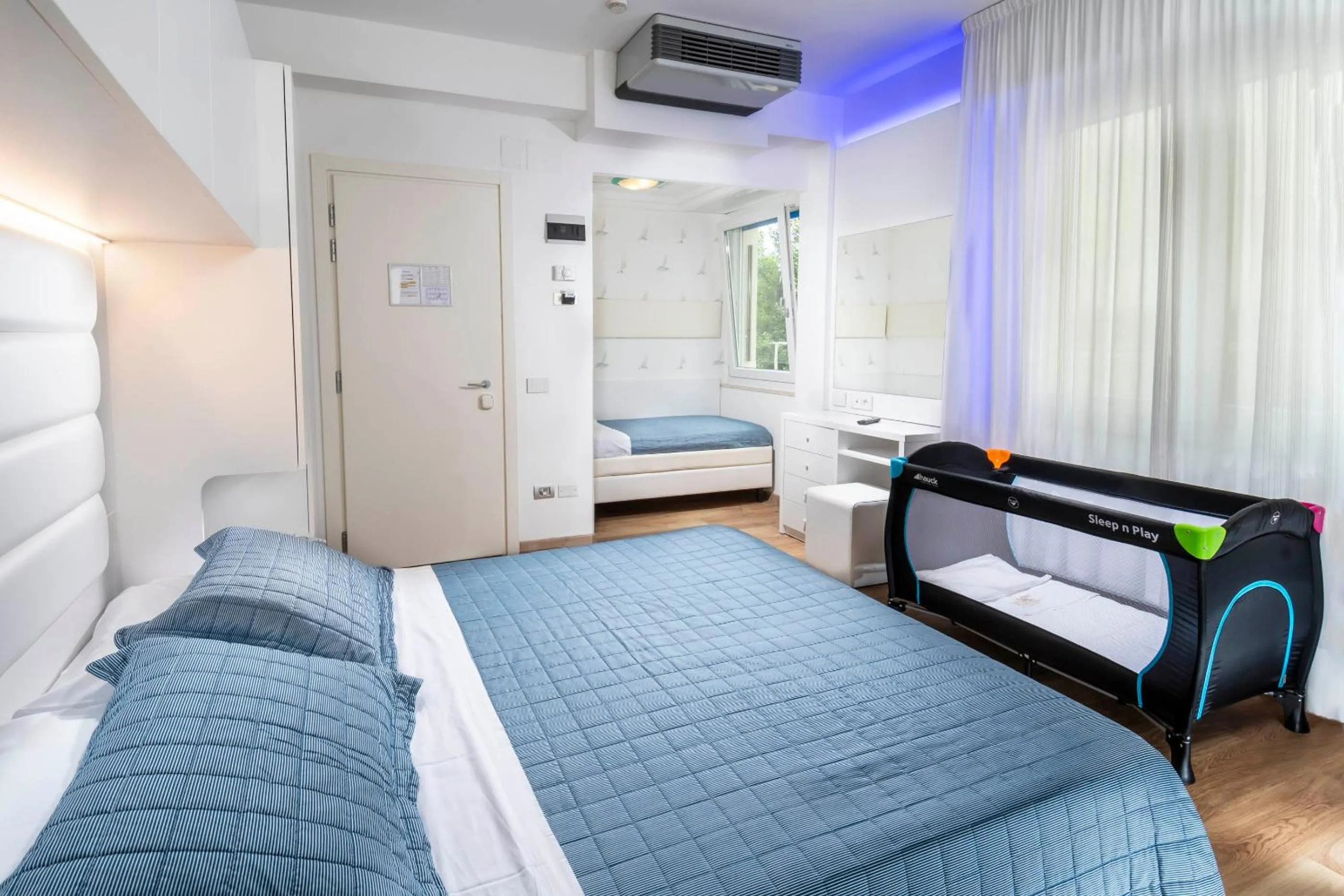Hot Tub, Bed in Hotel Albatros