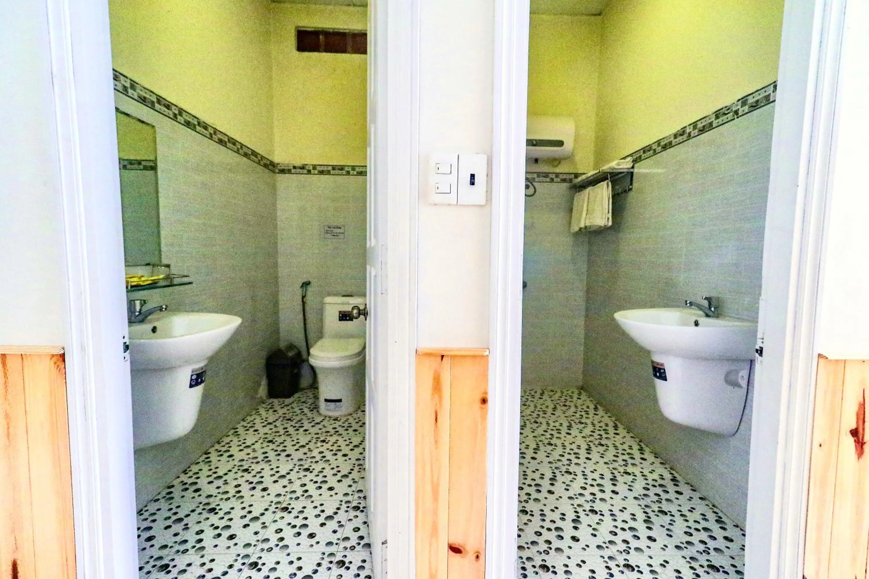 Shower in Hoang Nguyen Hotel