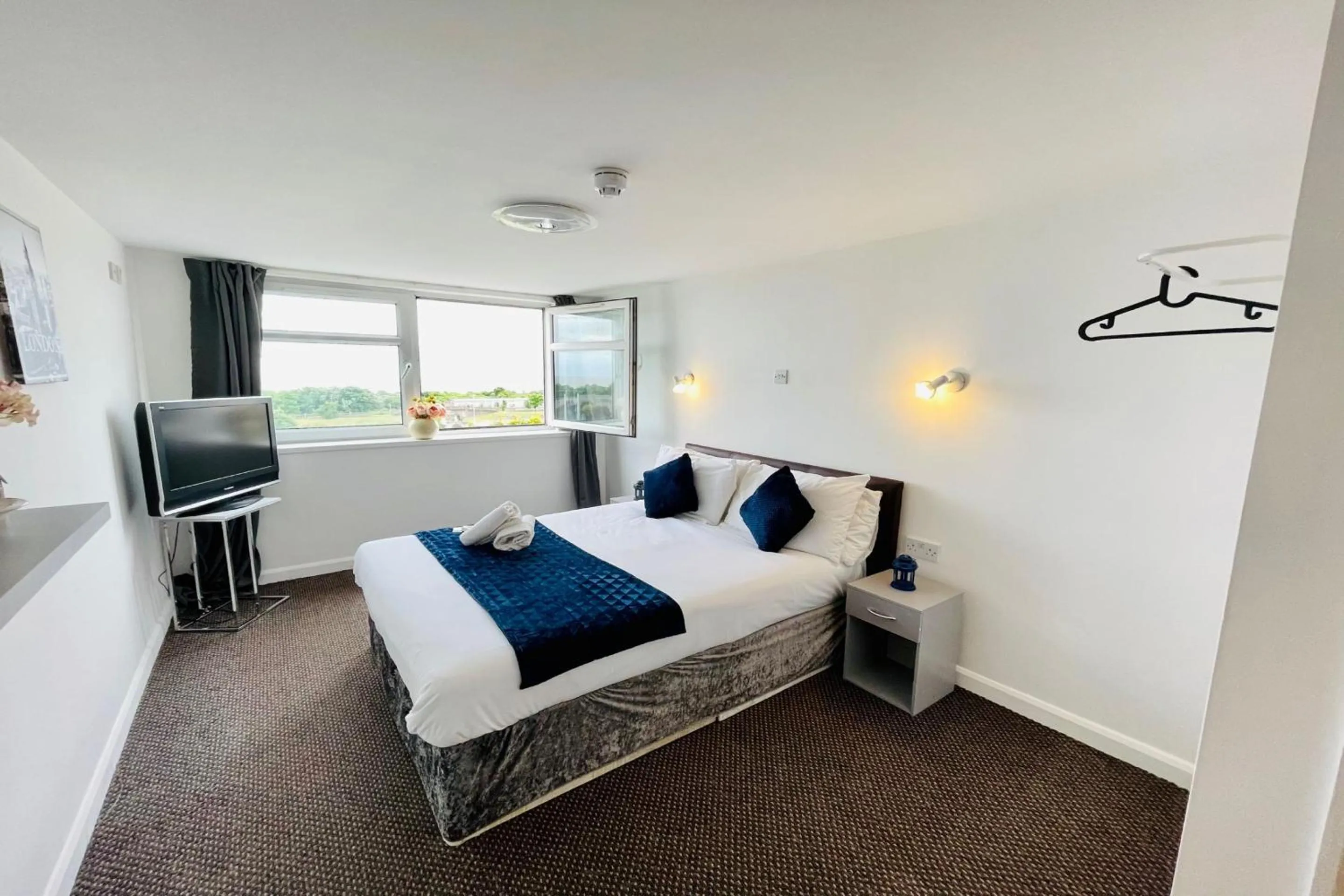 Bedroom in OYO The Sun Hotel