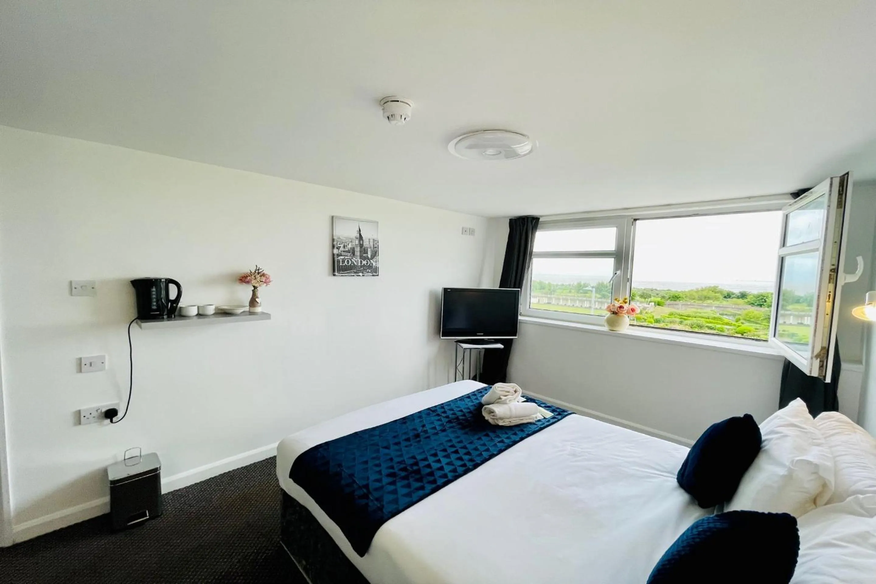 Bedroom in OYO The Sun Hotel