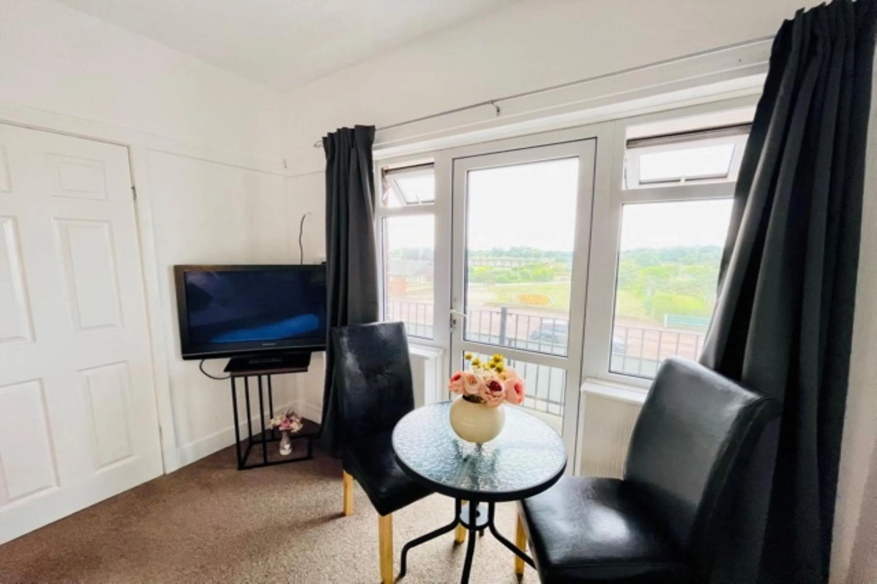 Seating area, TV/Entertainment Center in OYO The Sun Hotel