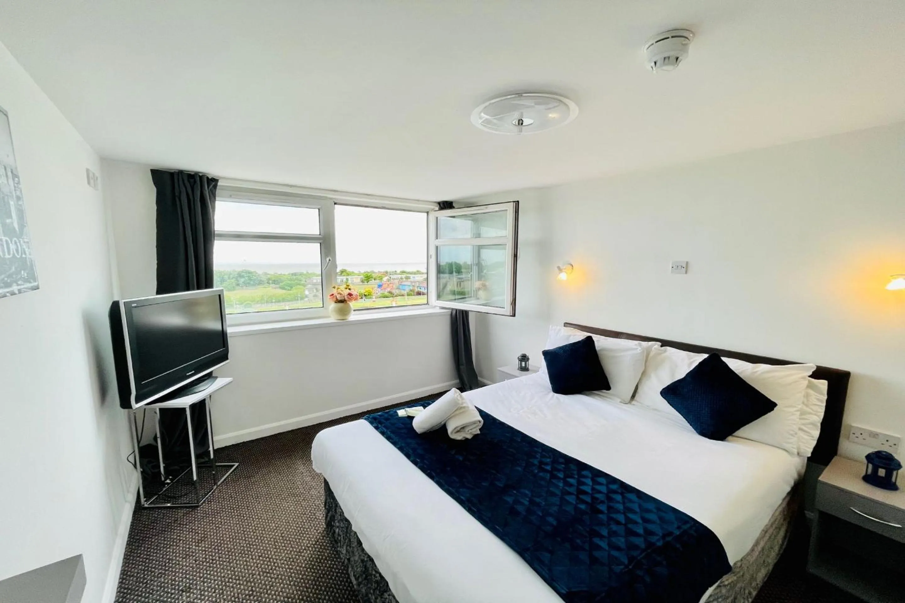 Bedroom in OYO The Sun Hotel