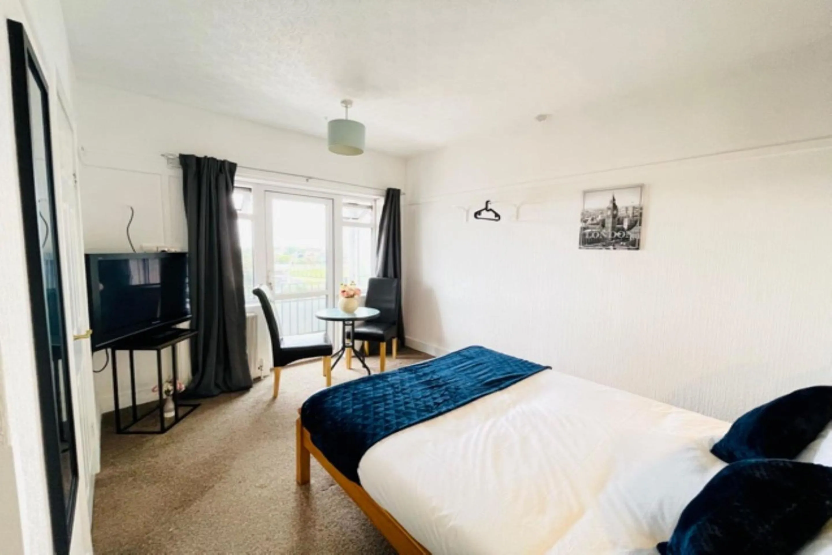 Bedroom, TV/Entertainment Center in OYO The Sun Hotel