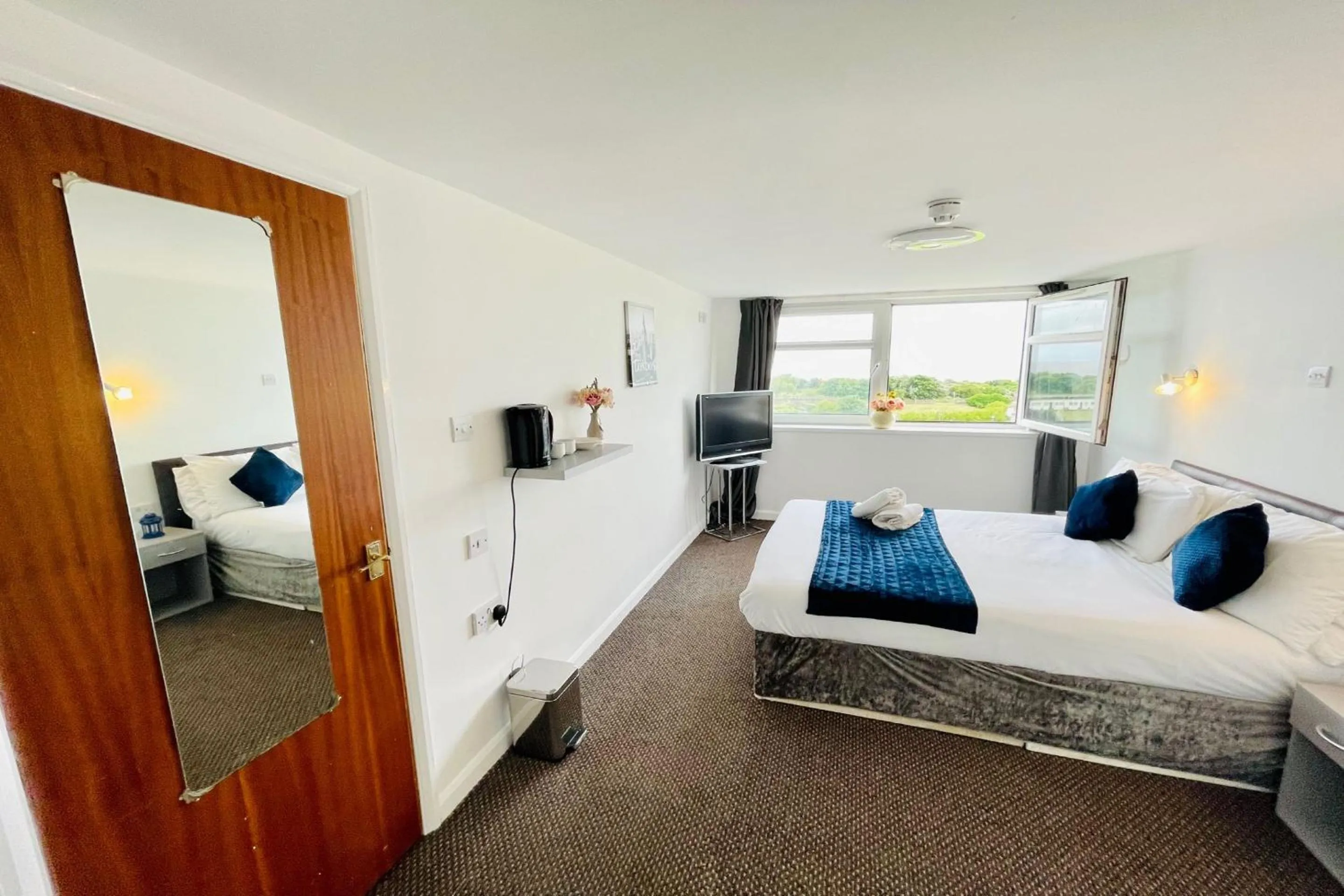 Bedroom in OYO The Sun Hotel