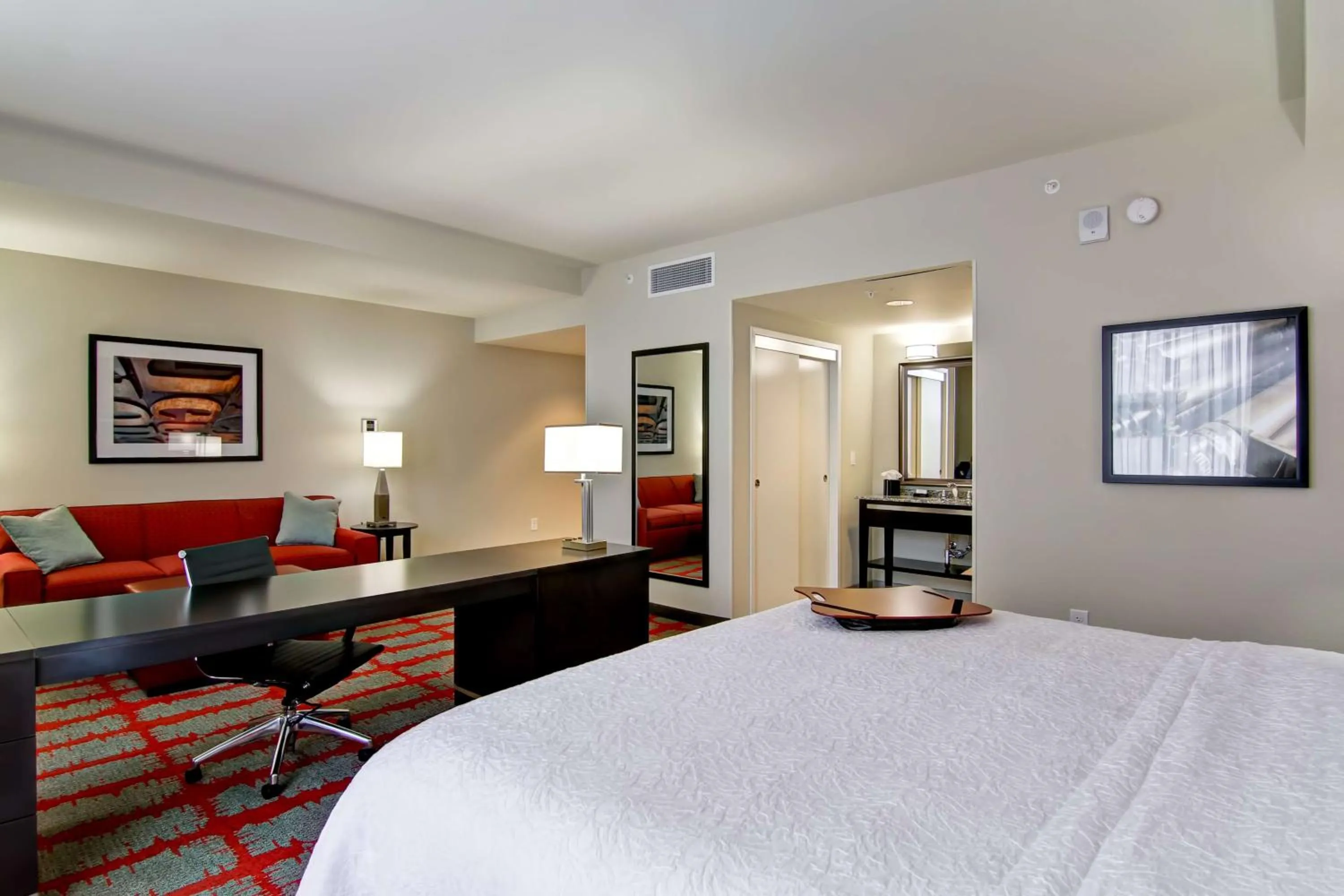Bed in Hampton Inn and Suites Cincinnati - Downtown