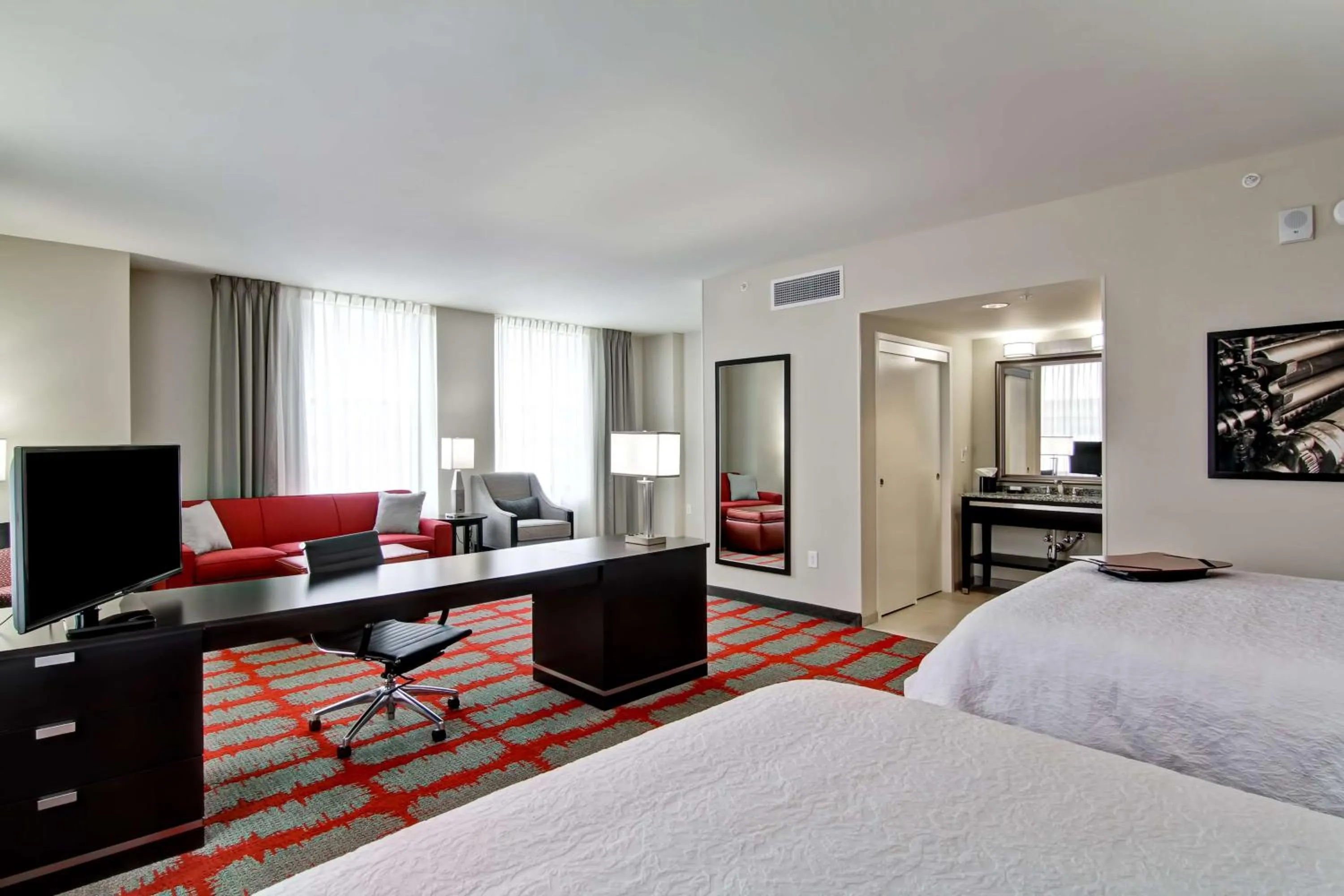 Bed in Hampton Inn and Suites Cincinnati - Downtown