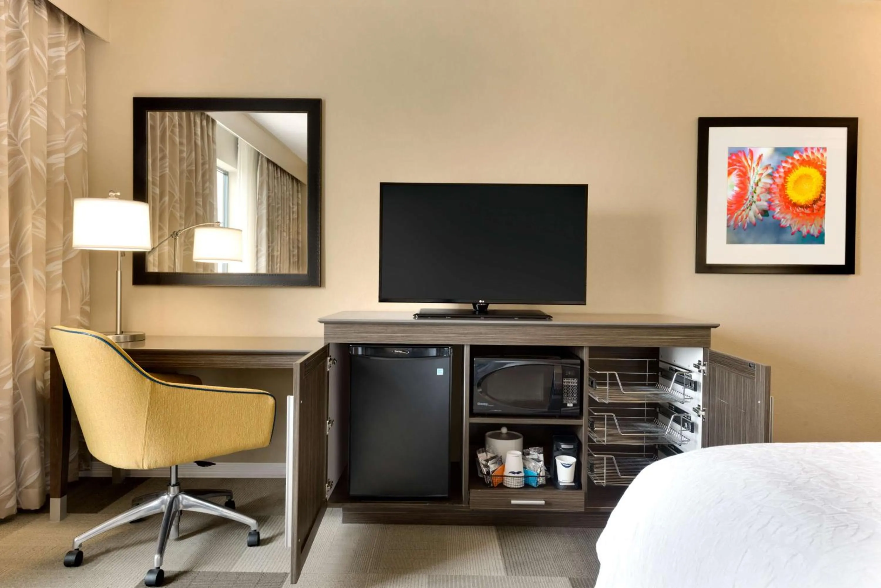 Bed in Hampton Inn and Suites Monroe