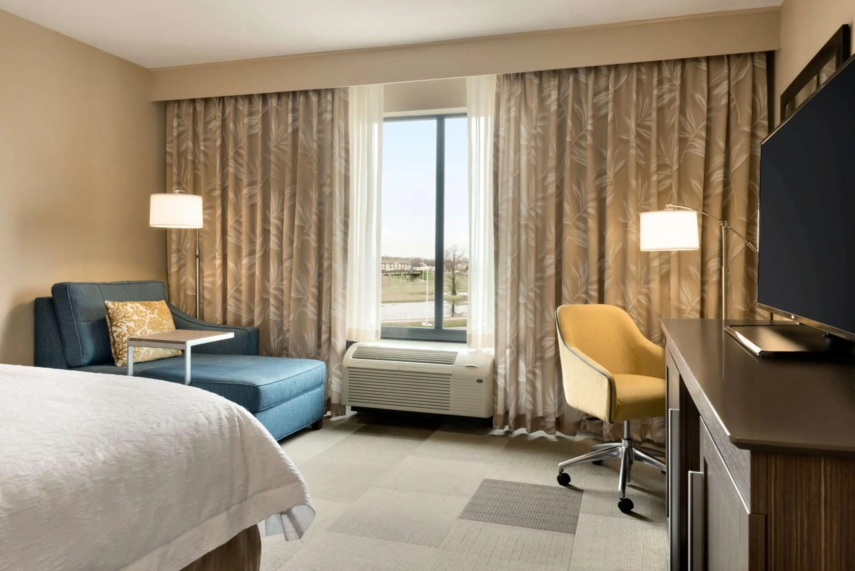 Bed in Hampton Inn and Suites Monroe