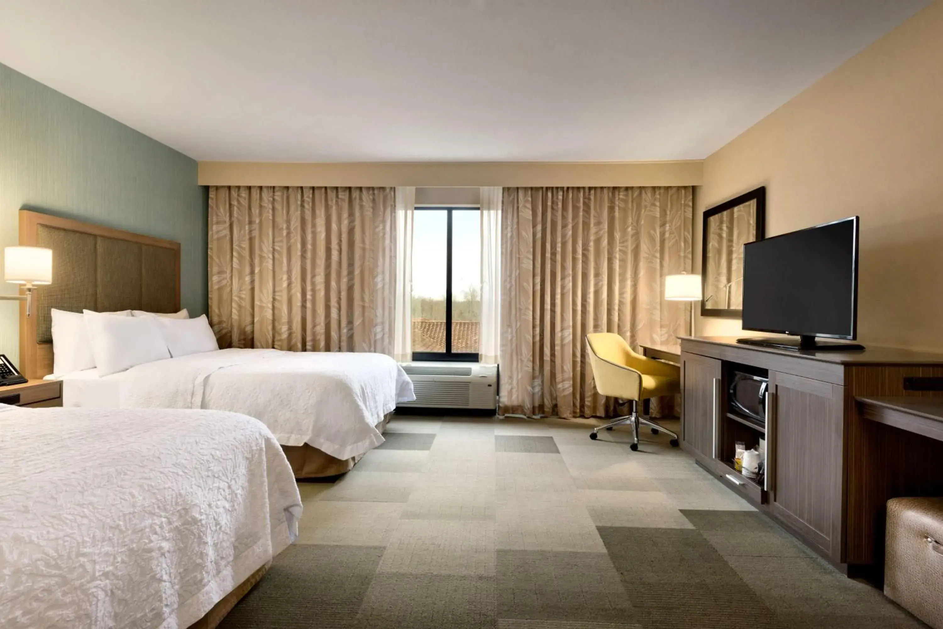 Bed in Hampton Inn and Suites Monroe Bed in Hampton Inn and Suites Monroe