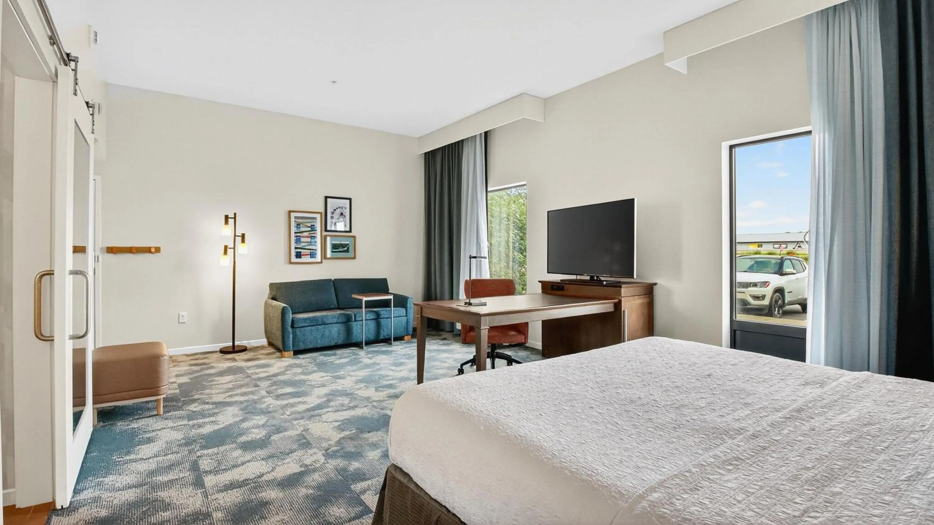 Bed in Hampton Inn & Suites Chippewa Falls