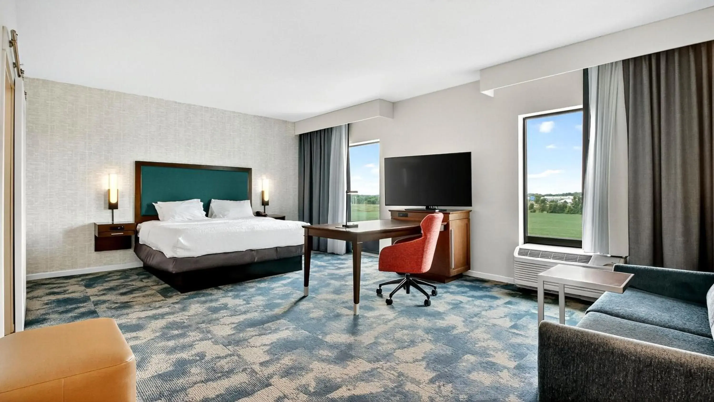 Bedroom, Bed in Hampton Inn & Suites Chippewa Falls Bedroom, Bed in Hampton Inn & Suites Chippewa Falls