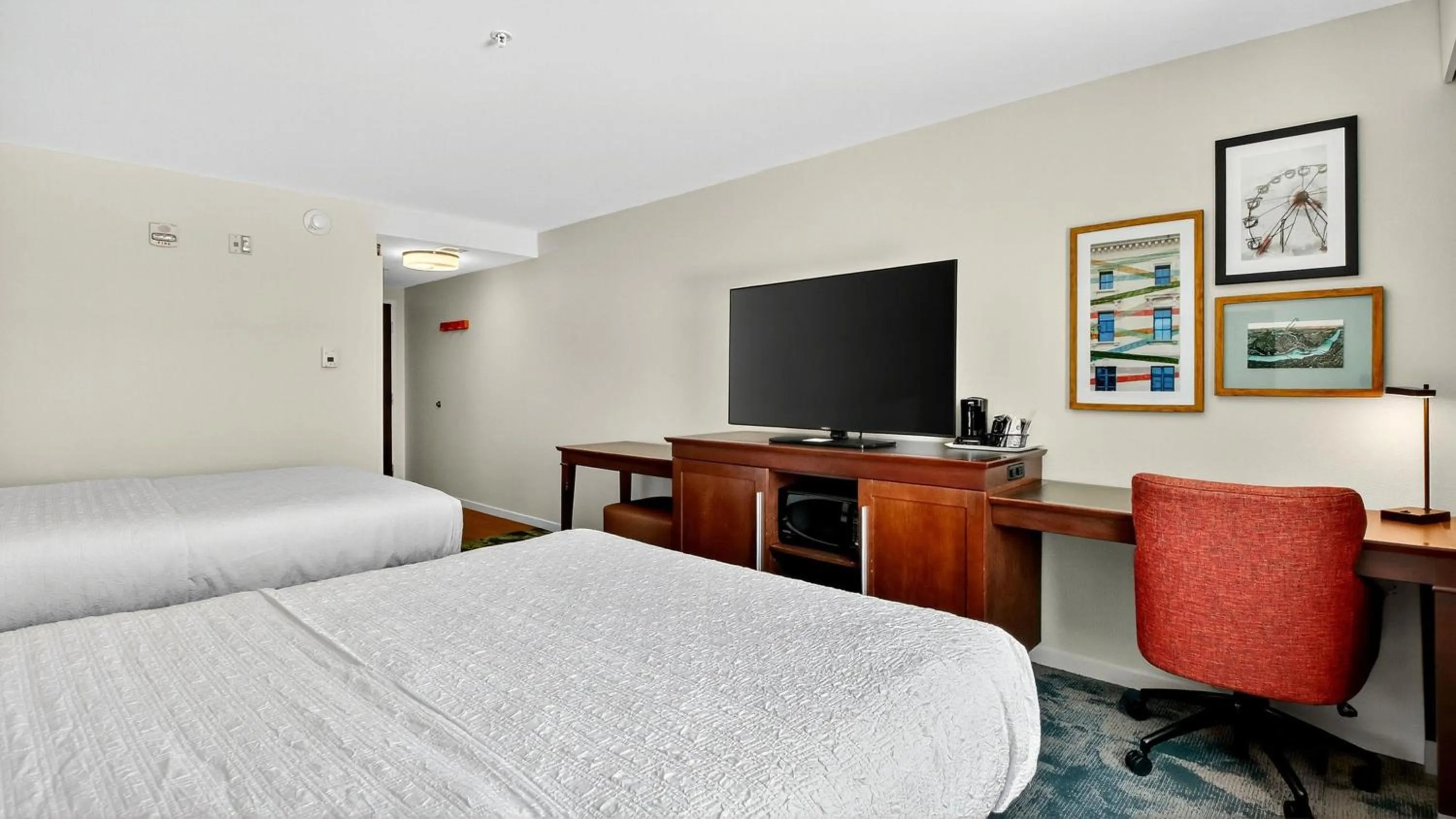 Bed in Hampton Inn & Suites Chippewa Falls