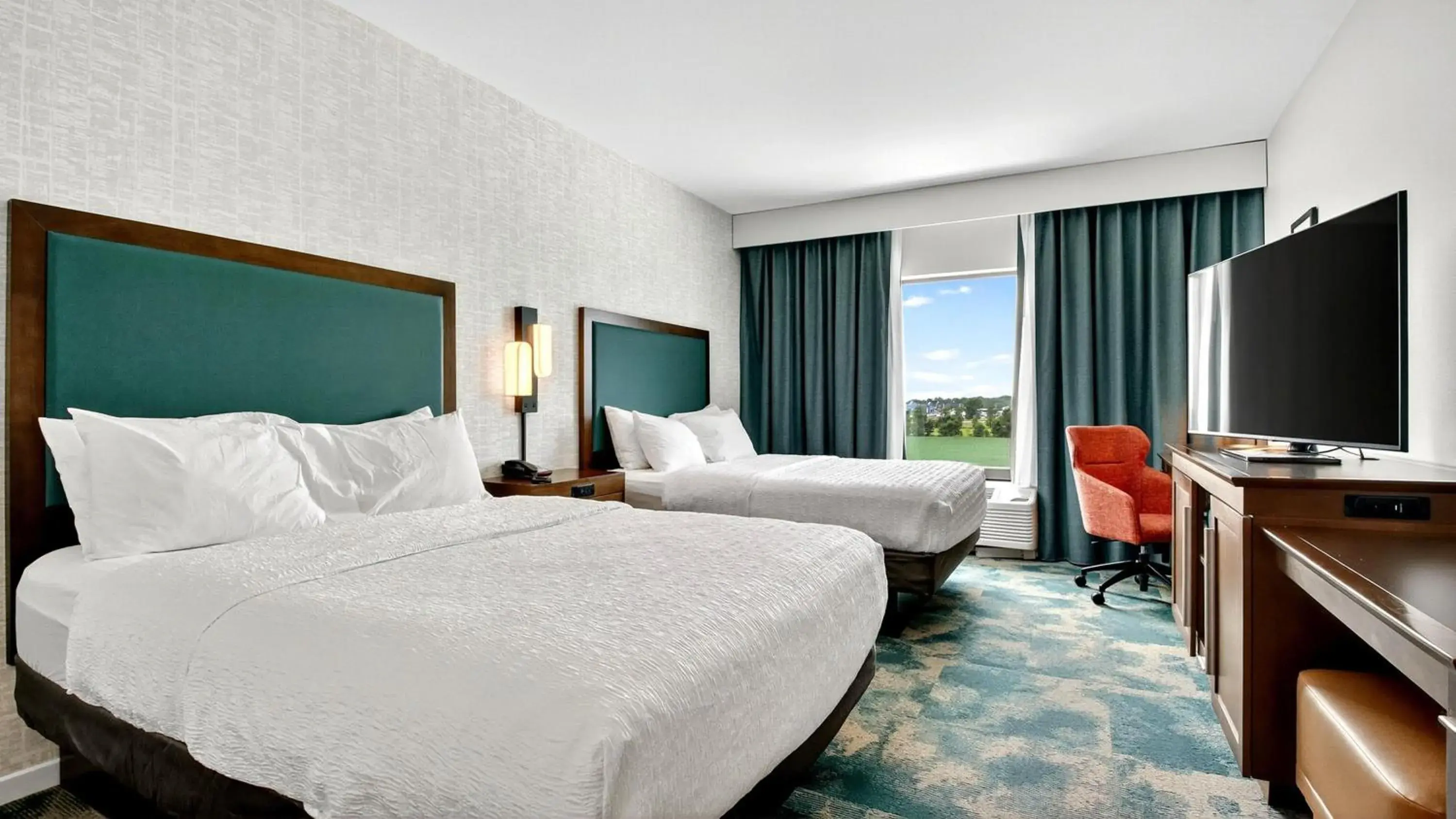 Bed in Hampton Inn & Suites Chippewa Falls Bed in Hampton Inn & Suites Chippewa Falls