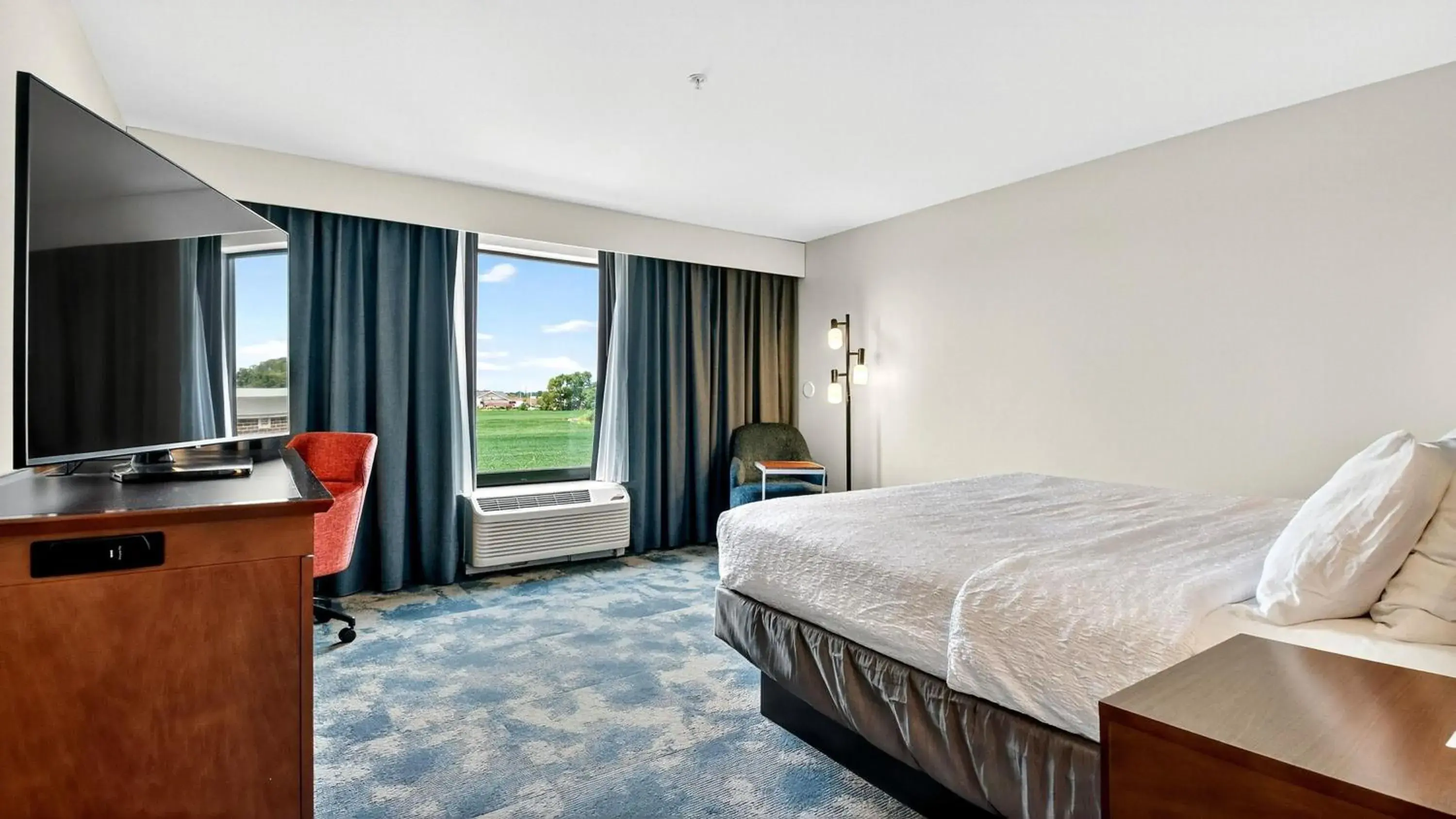 Bed in Hampton Inn & Suites Chippewa Falls Bed in Hampton Inn & Suites Chippewa Falls