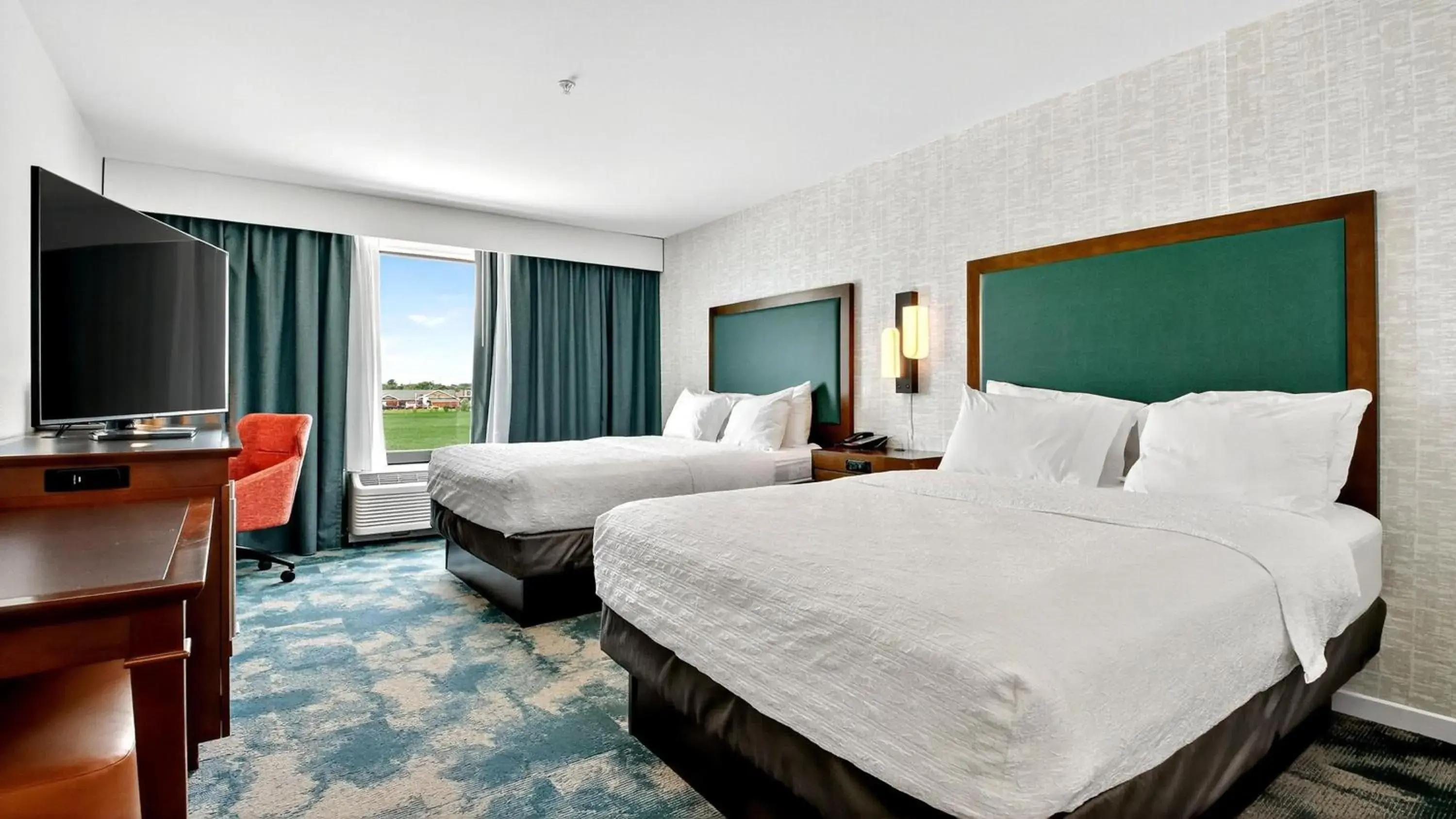 Bed in Hampton Inn & Suites Chippewa Falls Bed in Hampton Inn & Suites Chippewa Falls