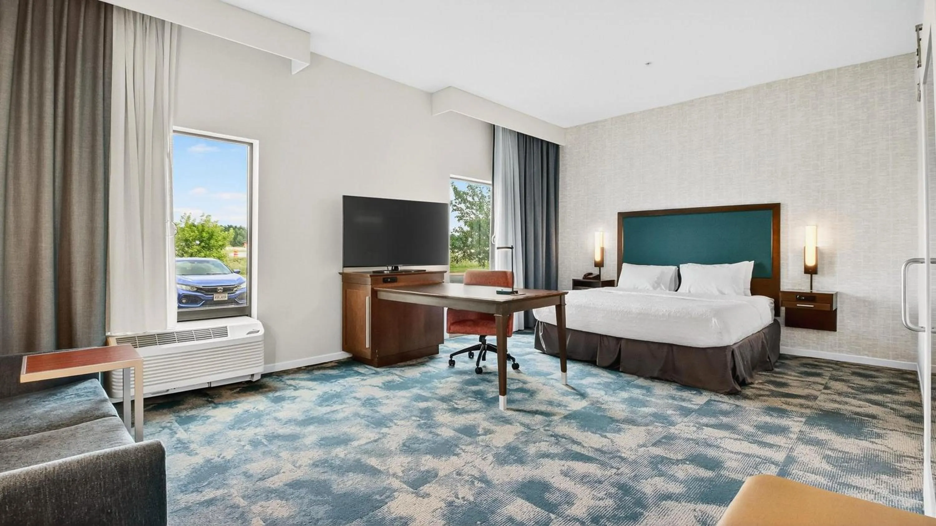 Bed in Hampton Inn & Suites Chippewa Falls