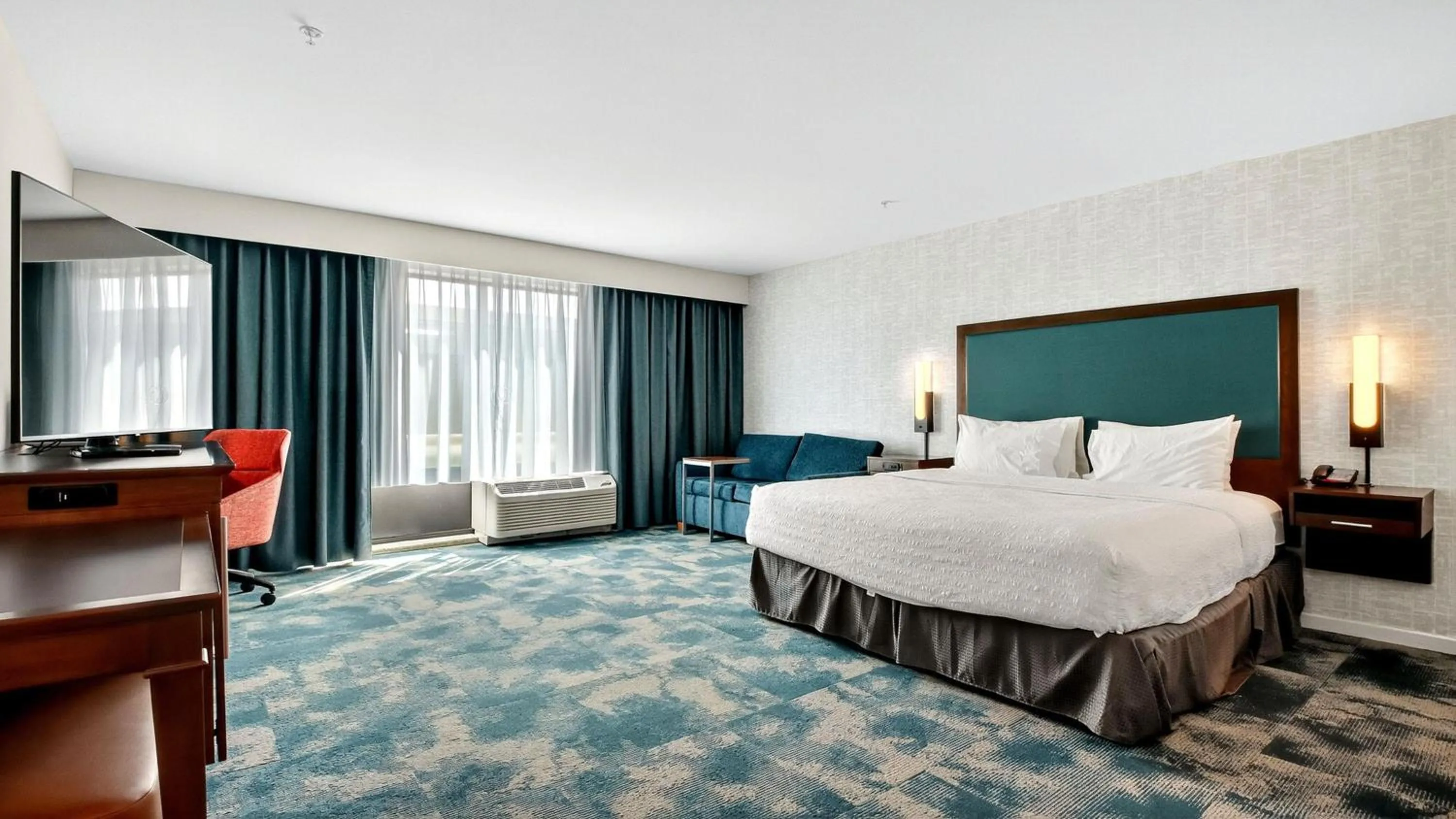 Living room, Bed in Hampton Inn & Suites Chippewa Falls