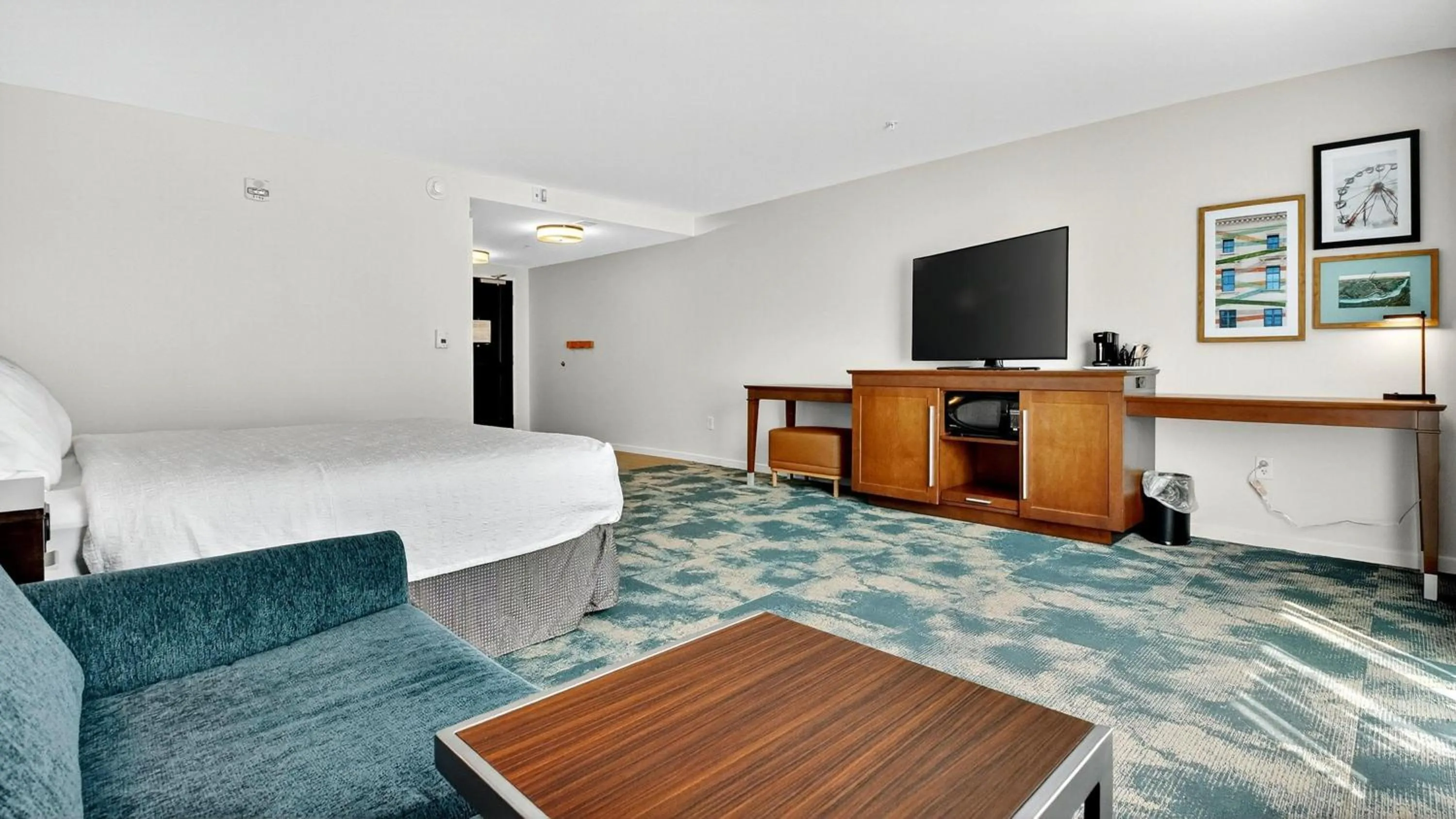 Living room, Bed in Hampton Inn & Suites Chippewa Falls