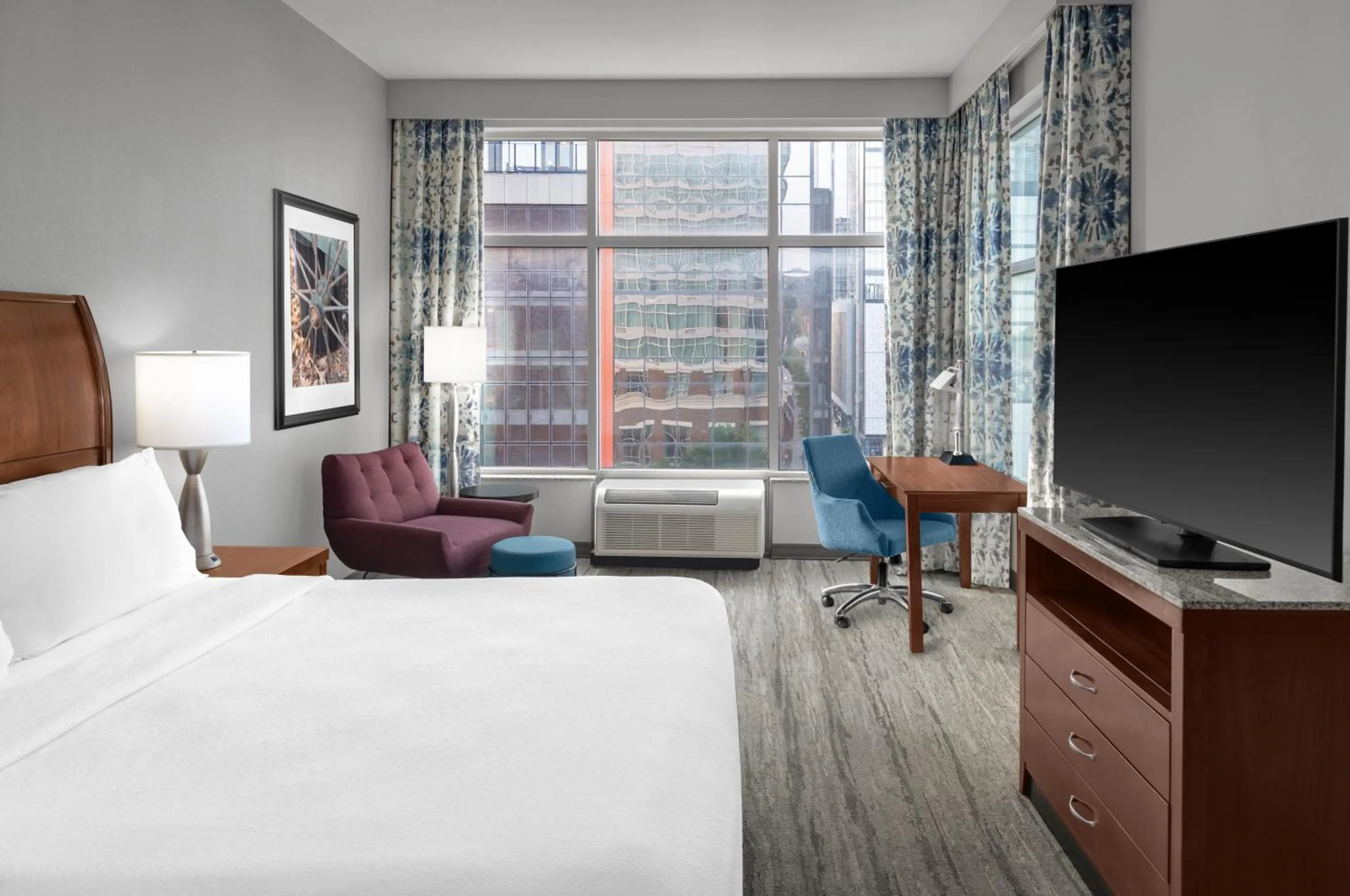 Photo of the whole room, Bed in Hilton Garden Inn Nashville Downtown Convention Center