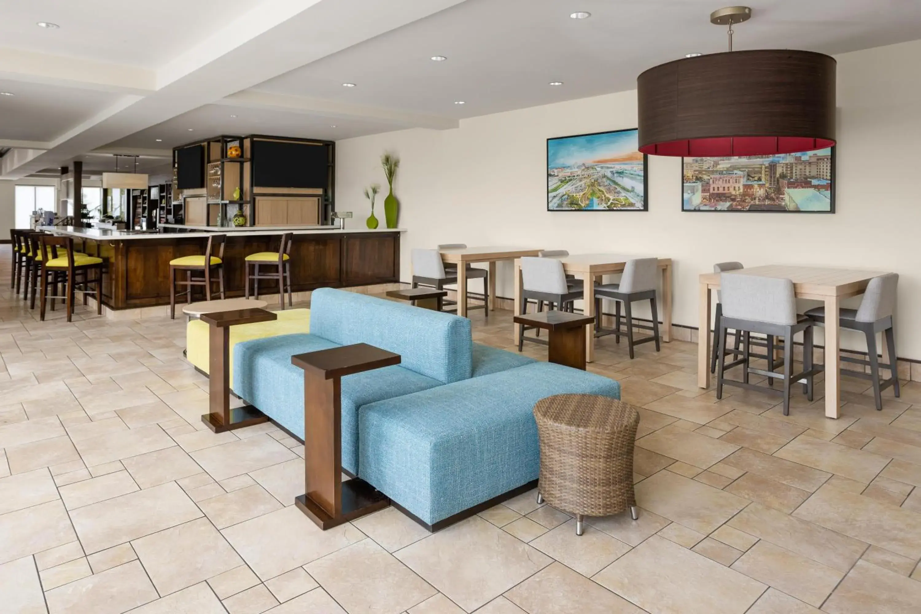 Lounge or bar in Hilton Garden Inn Memphis/Wolfchase Galleria Lounge or bar in Hilton Garden Inn Memphis/Wolfchase Galleria