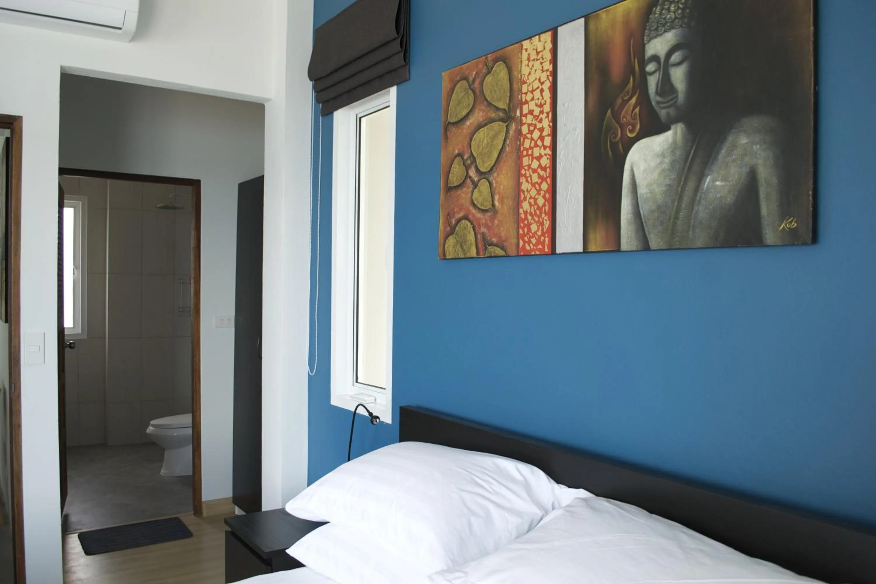 Bathroom, Bed in The Moonrakers