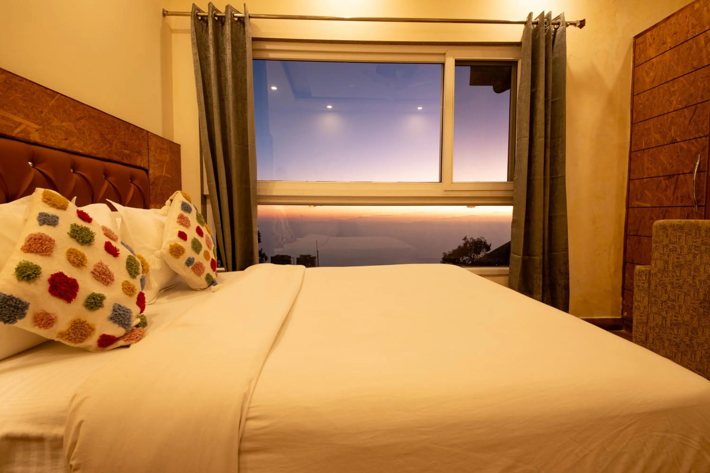 Double Room with Mountain View in Perfectstayz Value Valley Vista 5 min walk to Mall road
