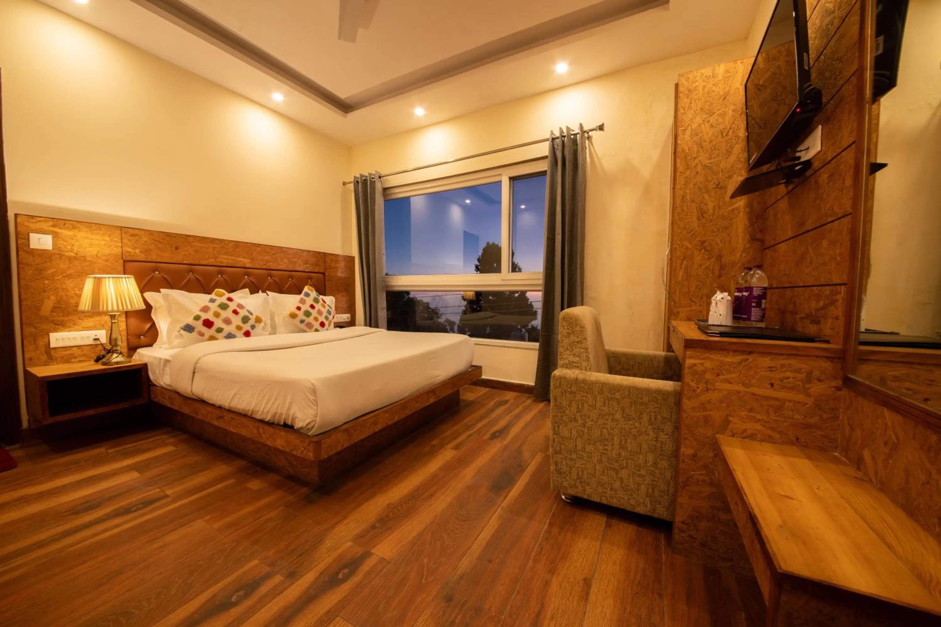 Double Room with Mountain View in Perfectstayz Value Valley Vista 5 min walk to Mall road