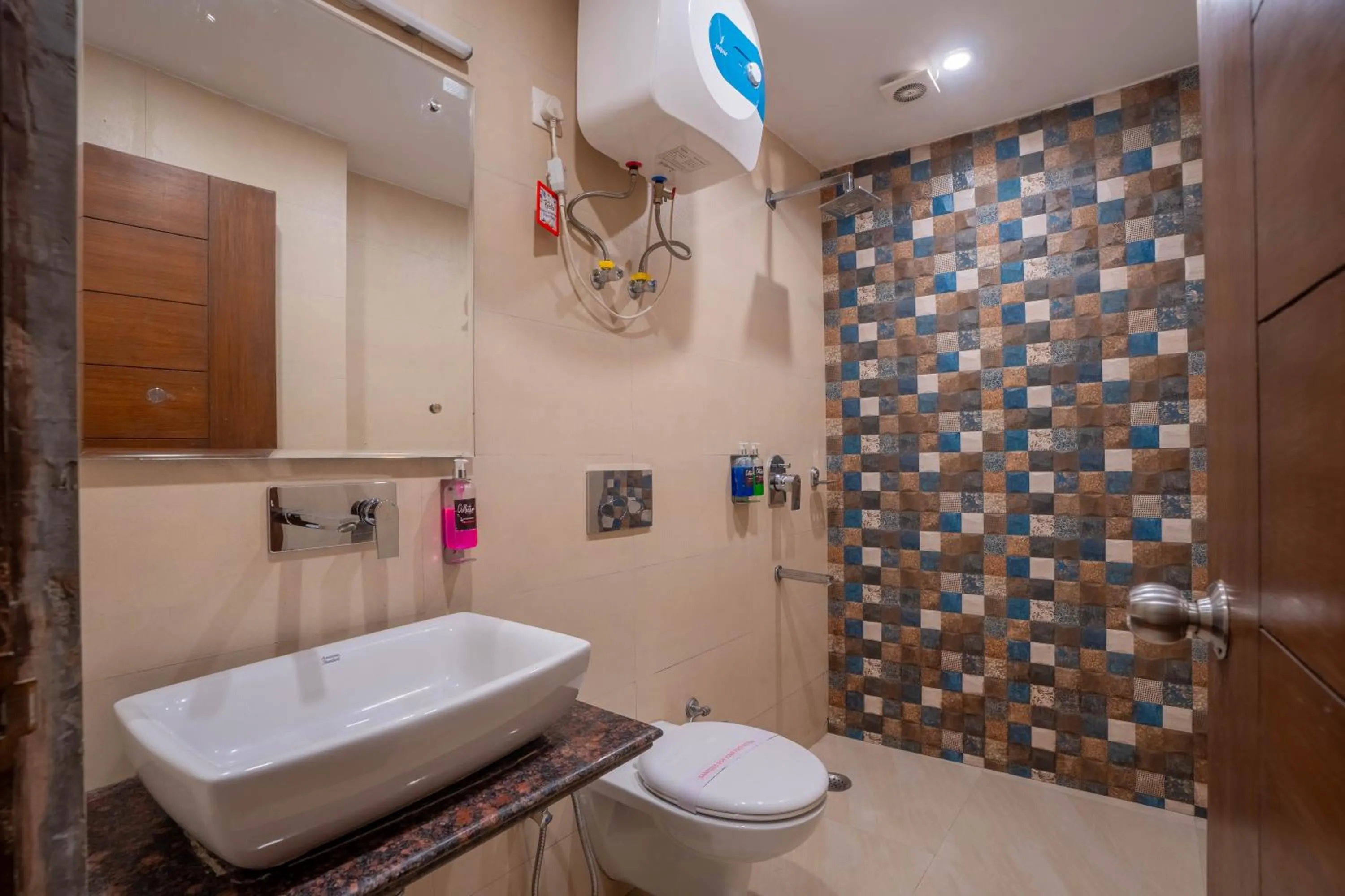 Superior King Room in Perfectstayz Value Valley Vista 5 min walk to Mall road