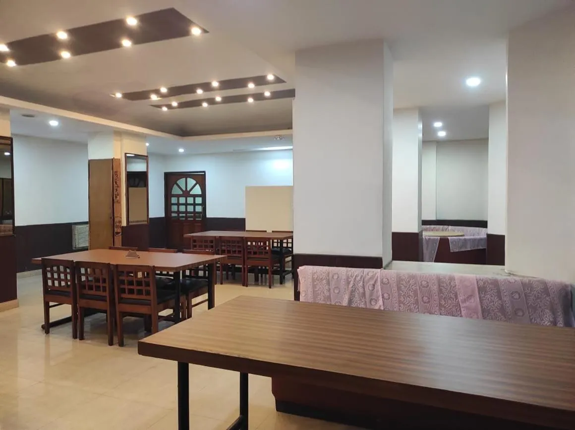 Restaurant/places to eat in Hotel Ambarish Grand Residency