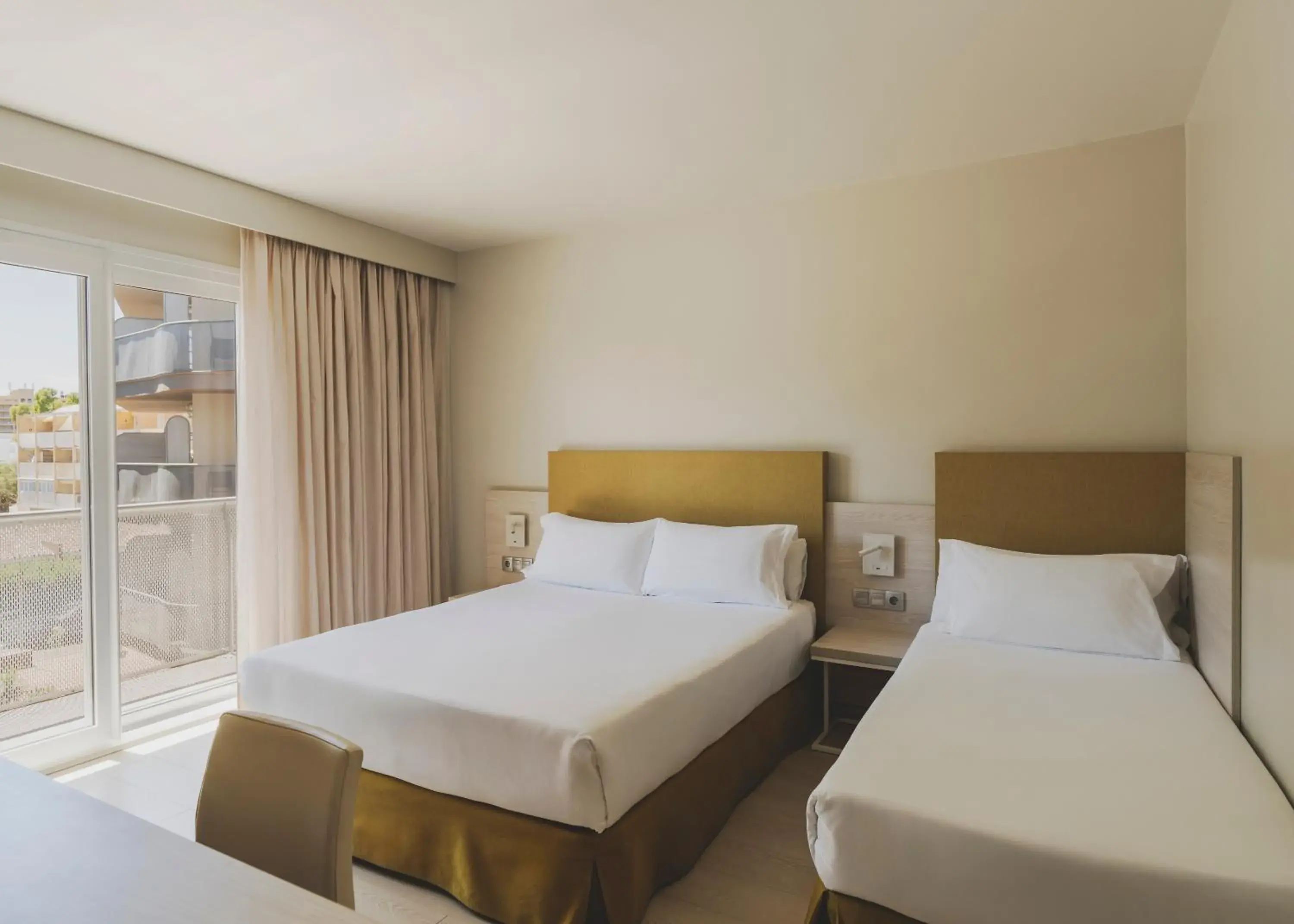 Triple Room (2 Adults + 1 Child) in Hotel Mediterráneo Triple Room (2 Adults + 1 Child) in Hotel Mediterráneo
