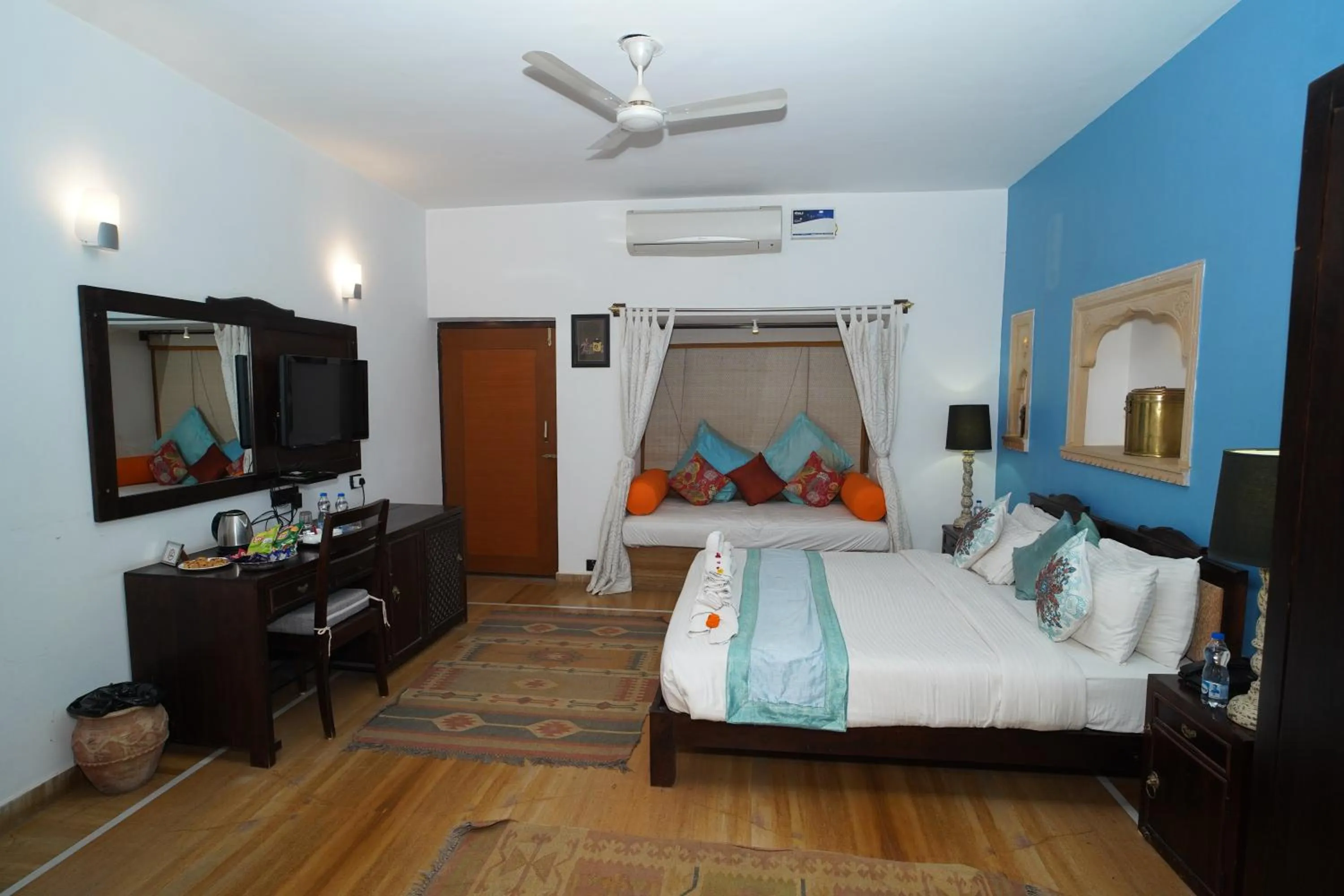 Communal lounge/ TV room, Bed in Hotel Jaisan Haveli