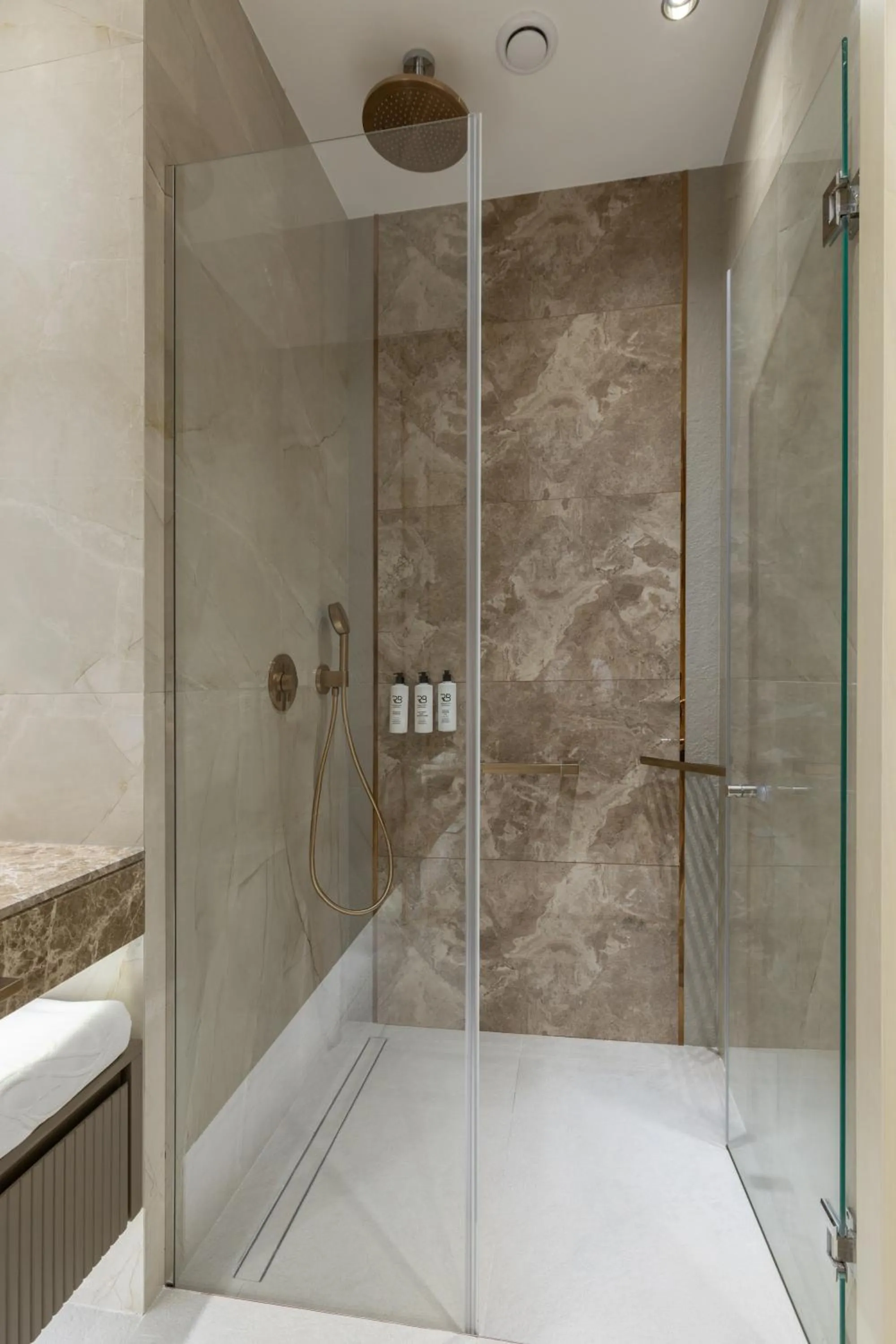 Shower in Maison Riviera