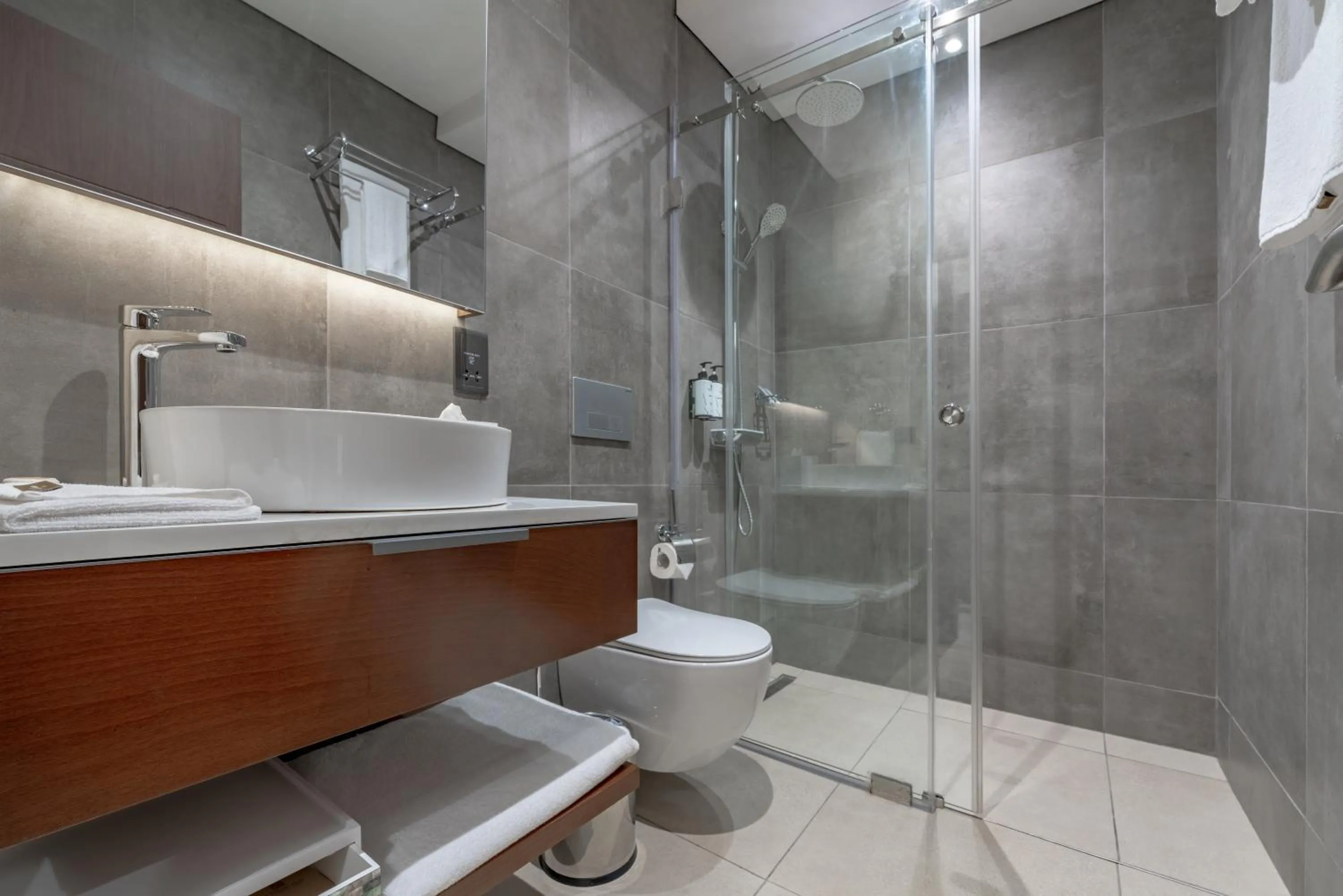 Shower in The Pelican Hotel Cantonments Accra