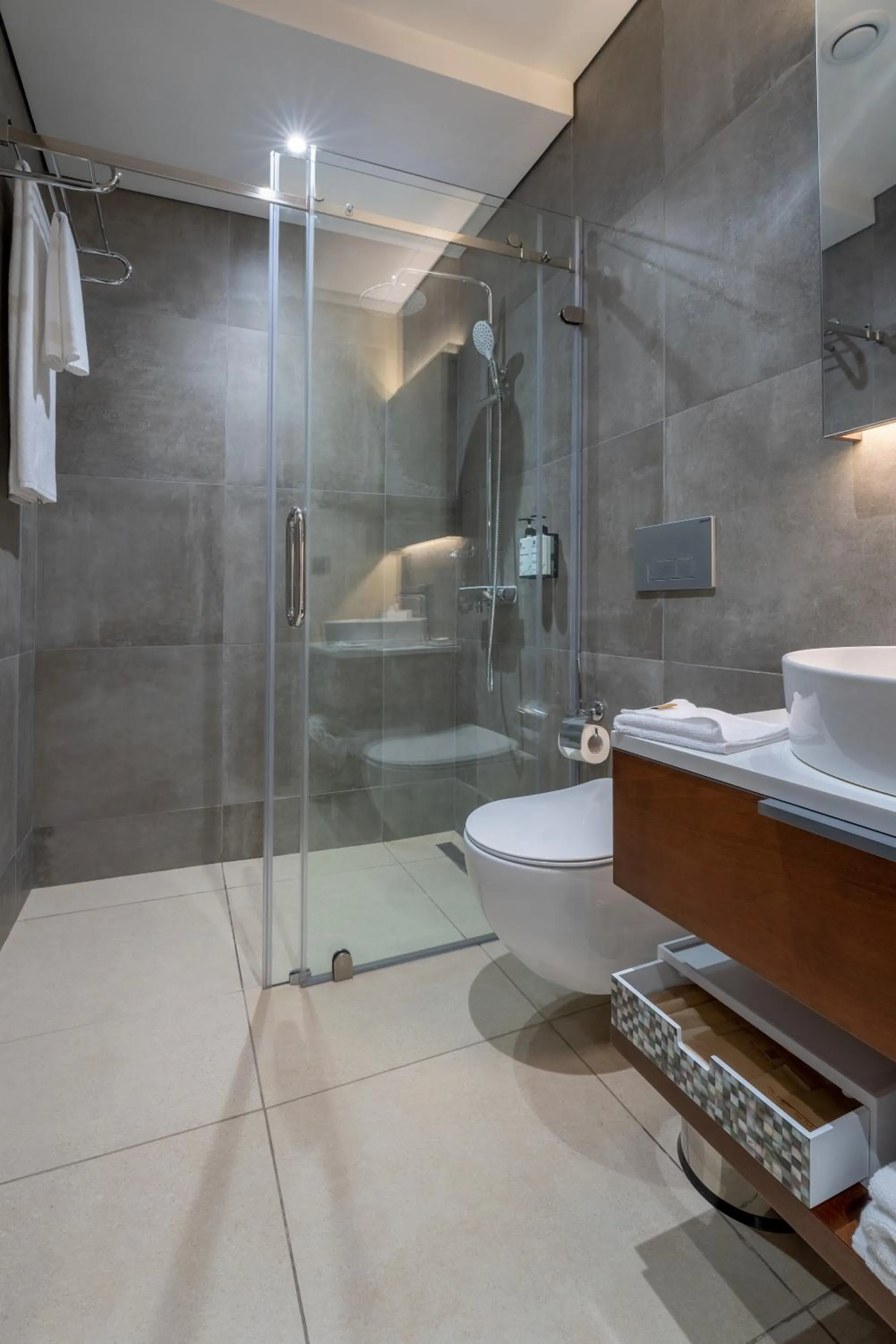 Shower in The Pelican Hotel Cantonments Accra