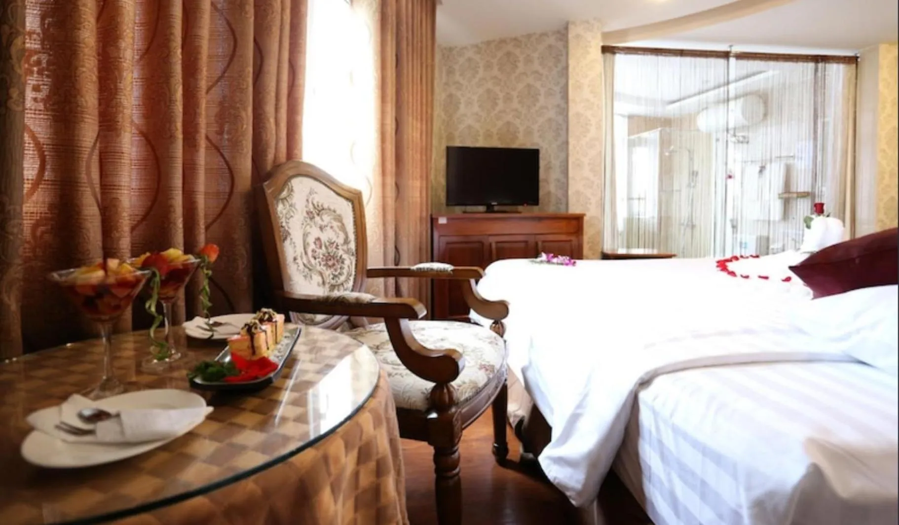 TV and multimedia, Bed in Pho Nui Hotel