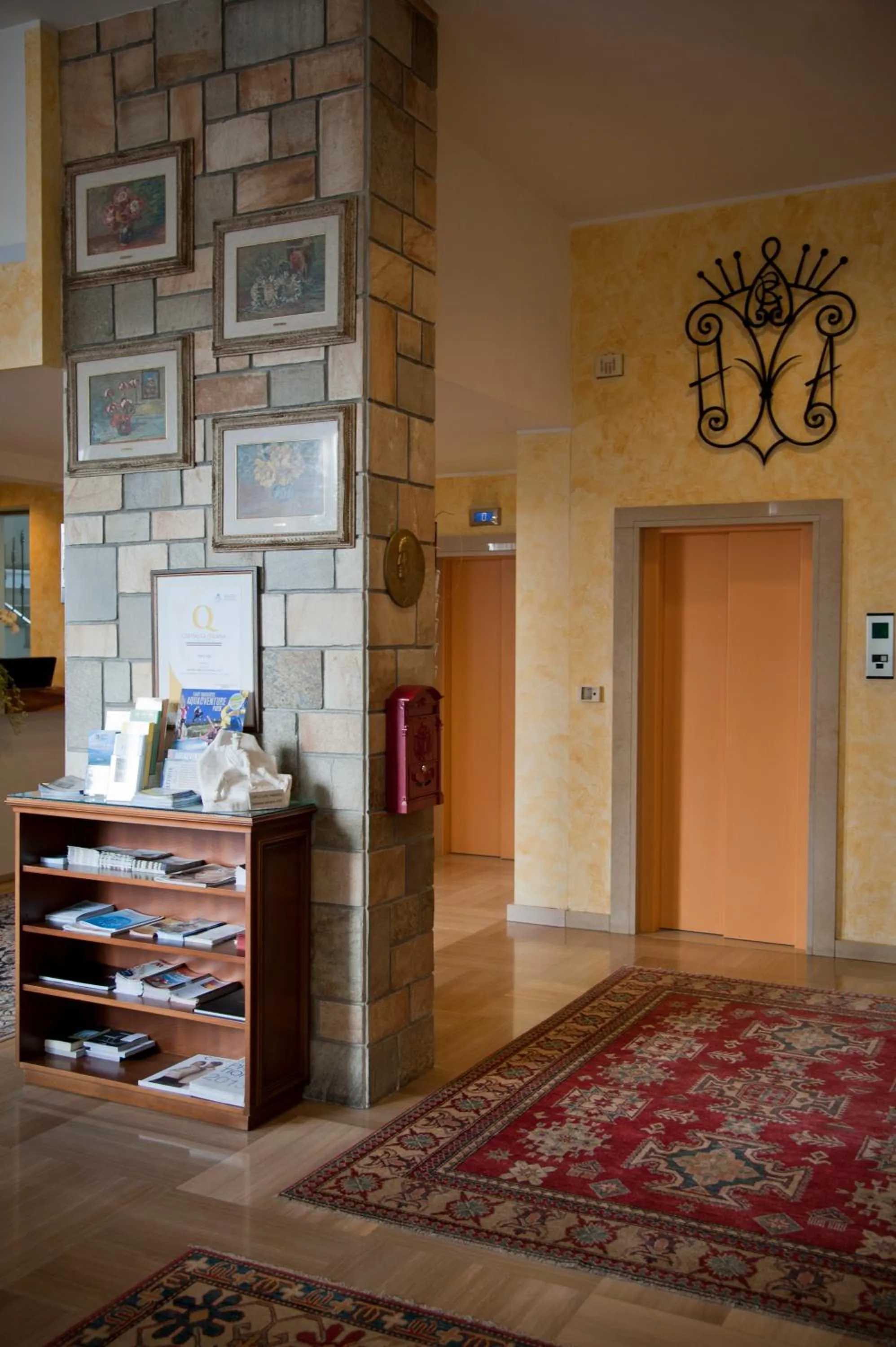 Lobby or reception in Hotel Alpi