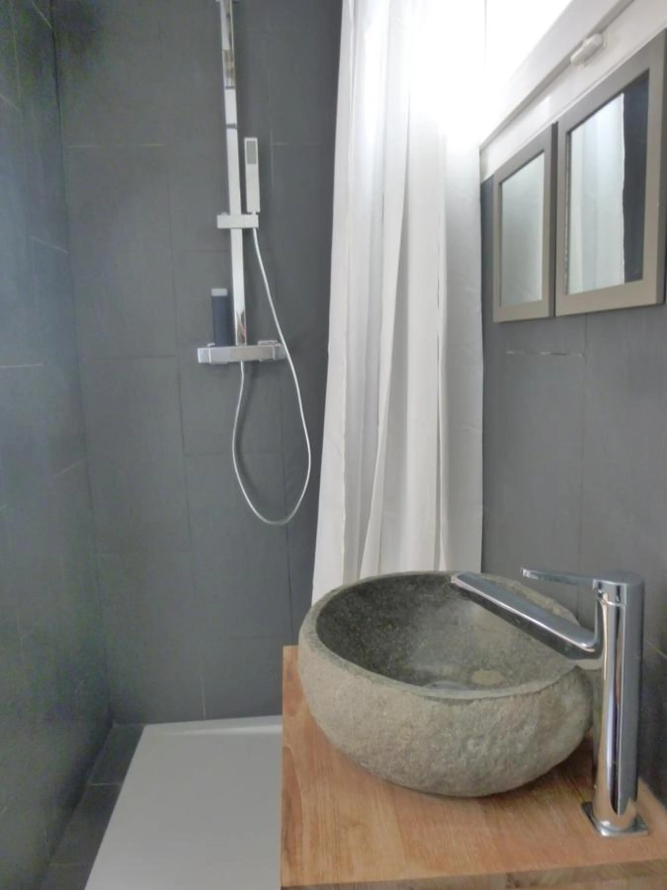 Shower in Chambre d'hôtes "Mirabel"