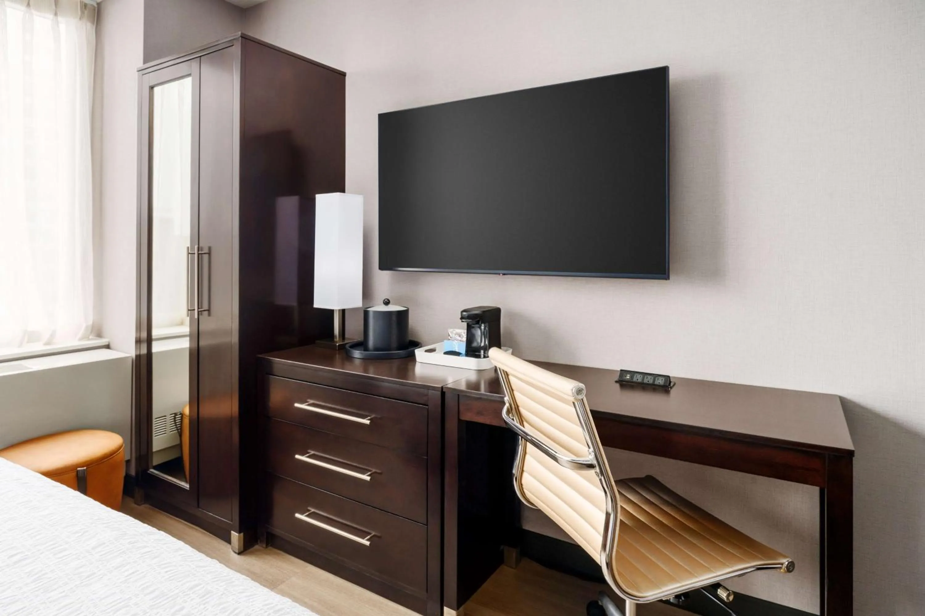 Bedroom, Bed in Hampton Inn Times Square Central