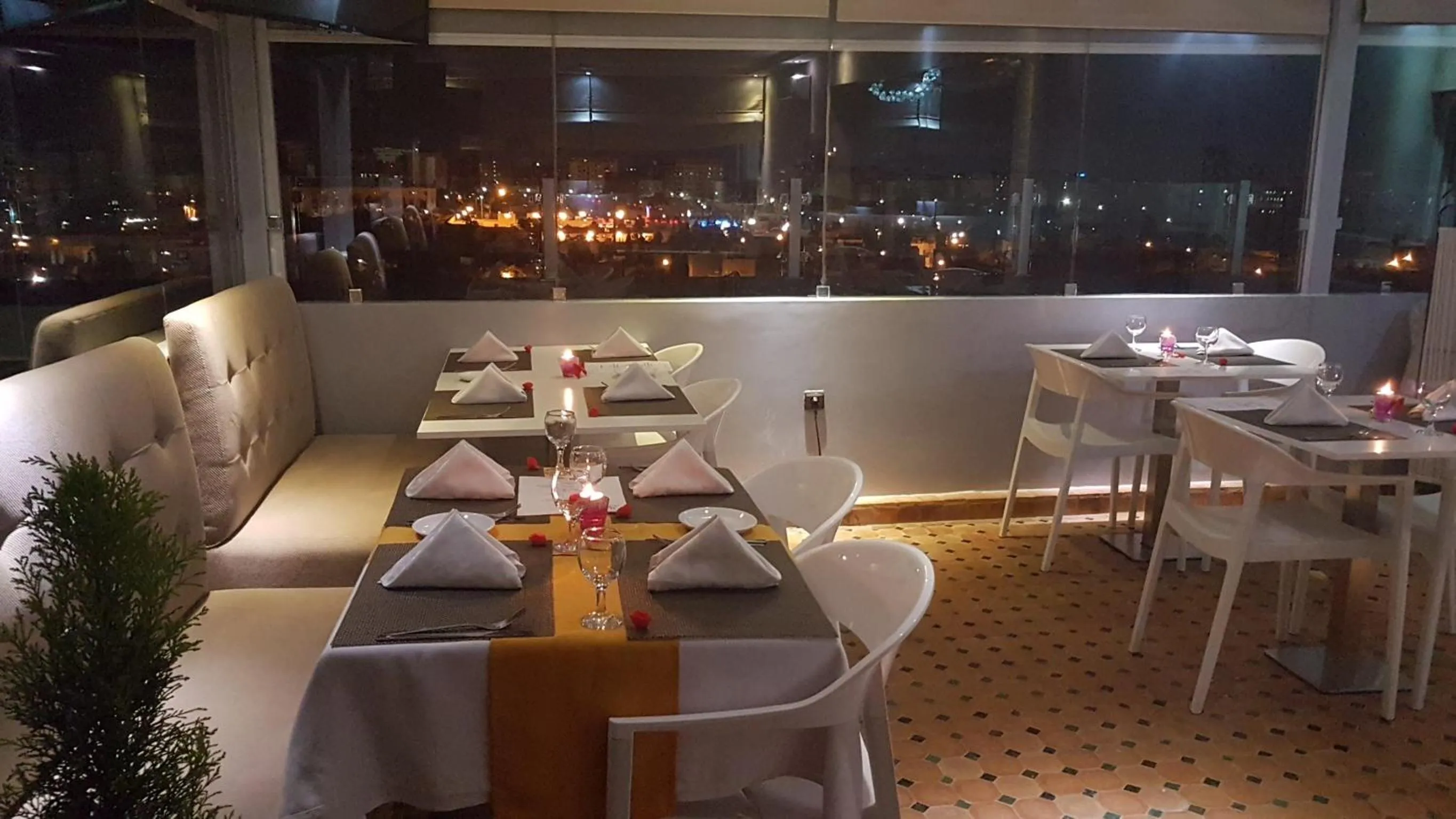Restaurant/places to eat in Hotel Swani