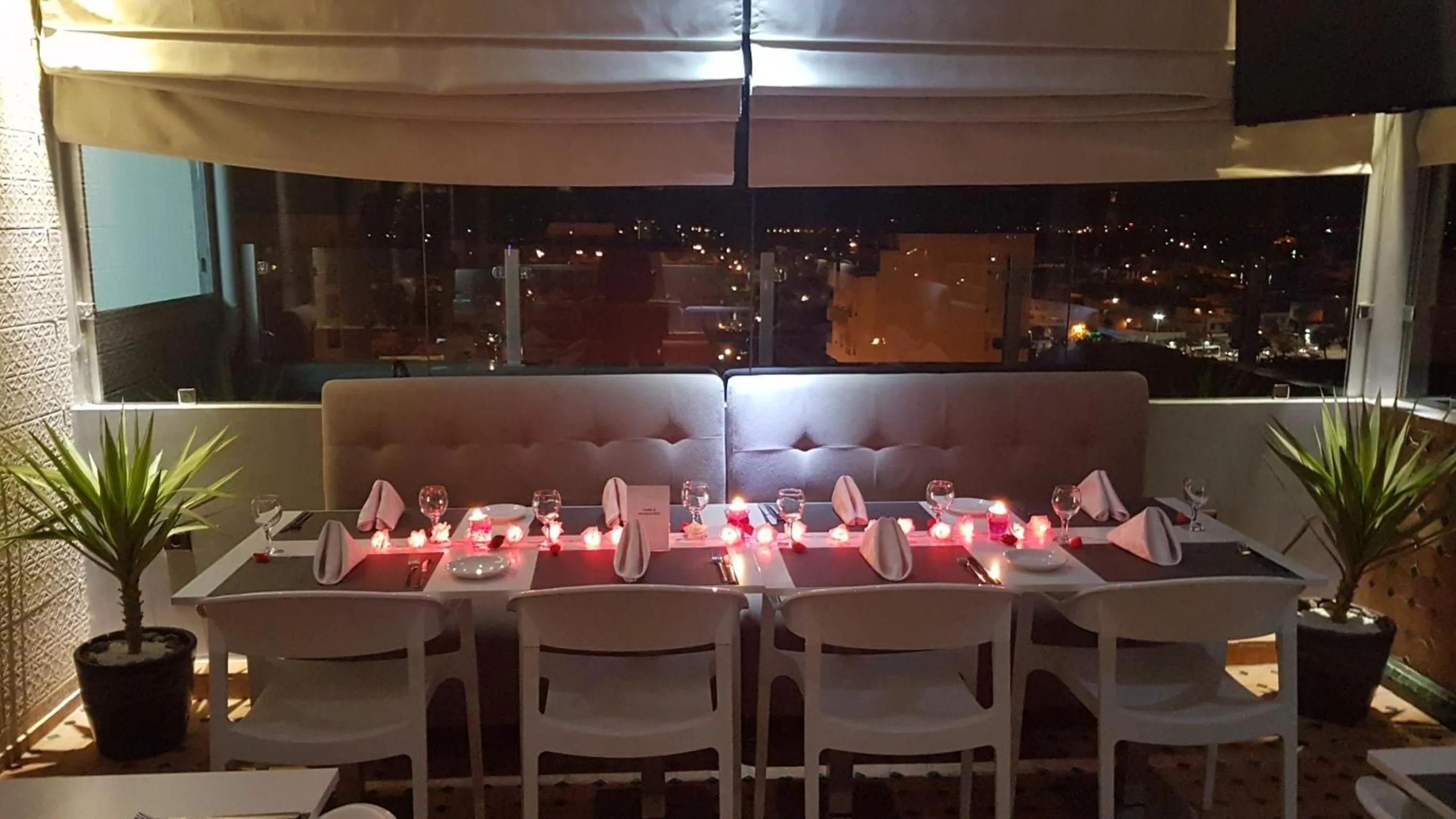 Restaurant/places to eat in Hotel Swani