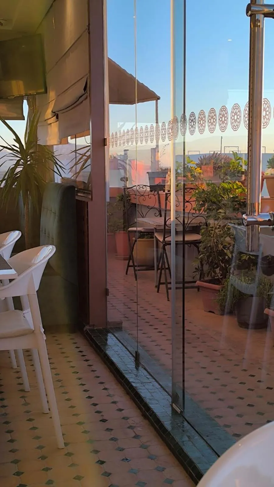 Restaurant/places to eat in Hotel Swani