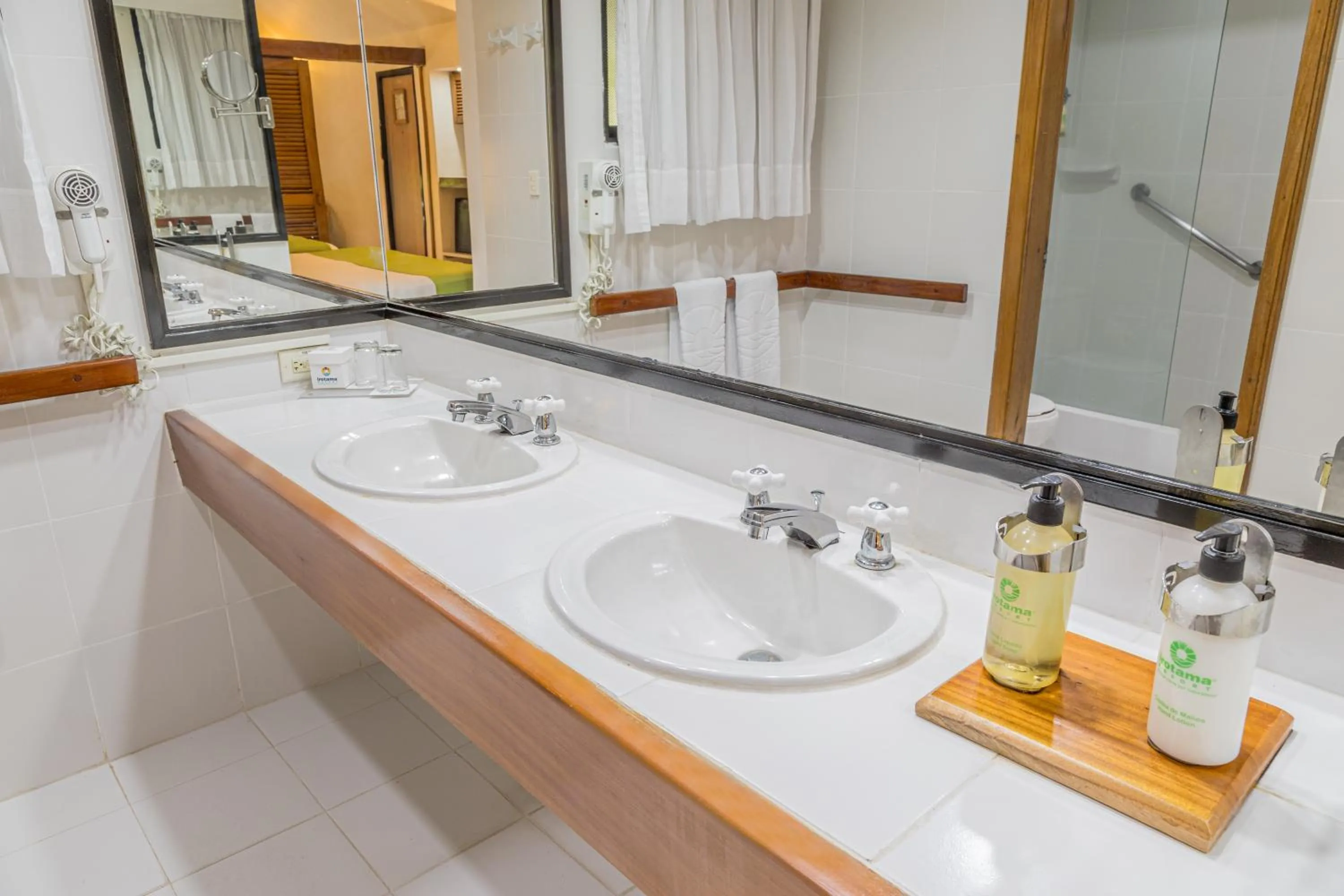 Shower in Hotel Irotama Bungalows & Bohios